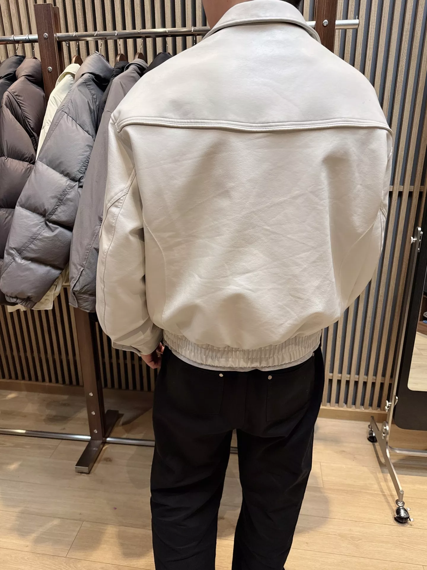 보테가베네타 환경친화PU카라집업다운가죽재킷 상세 이미지 23
