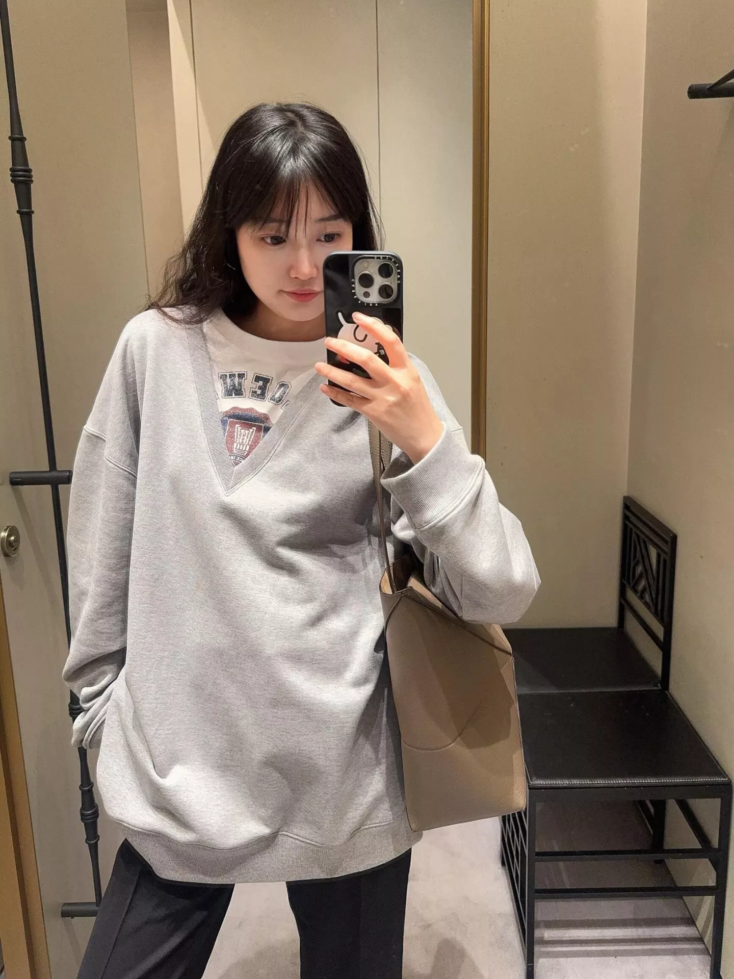 루이비통 배색 레이어드 넥 프린트 맨투맨 상세 이미지 22