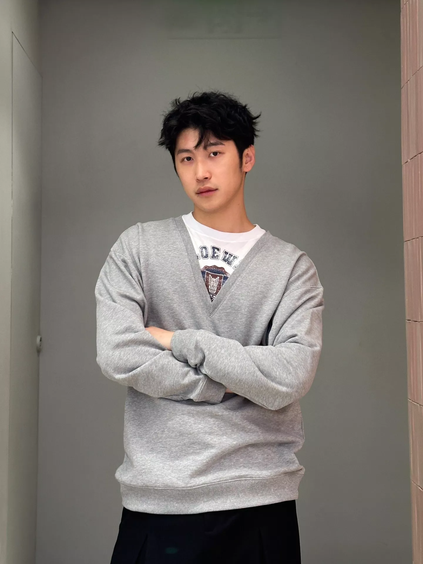 루이비통 배색 레이어드 넥 프린트 맨투맨 상세 이미지 18