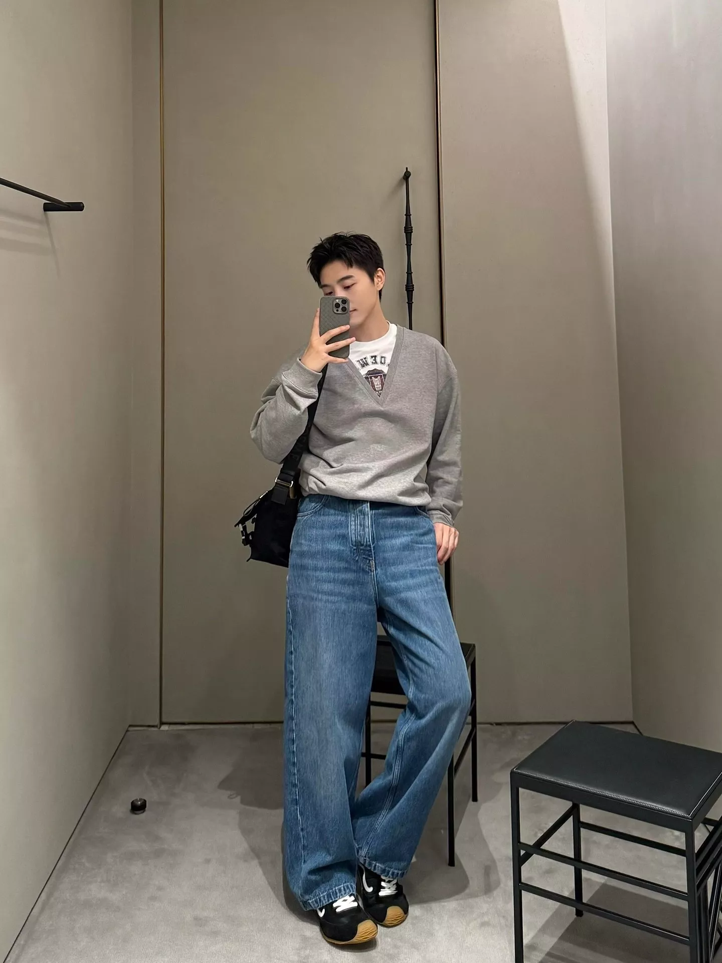 루이비통 배색 레이어드 넥 프린트 맨투맨 상세 이미지 19
