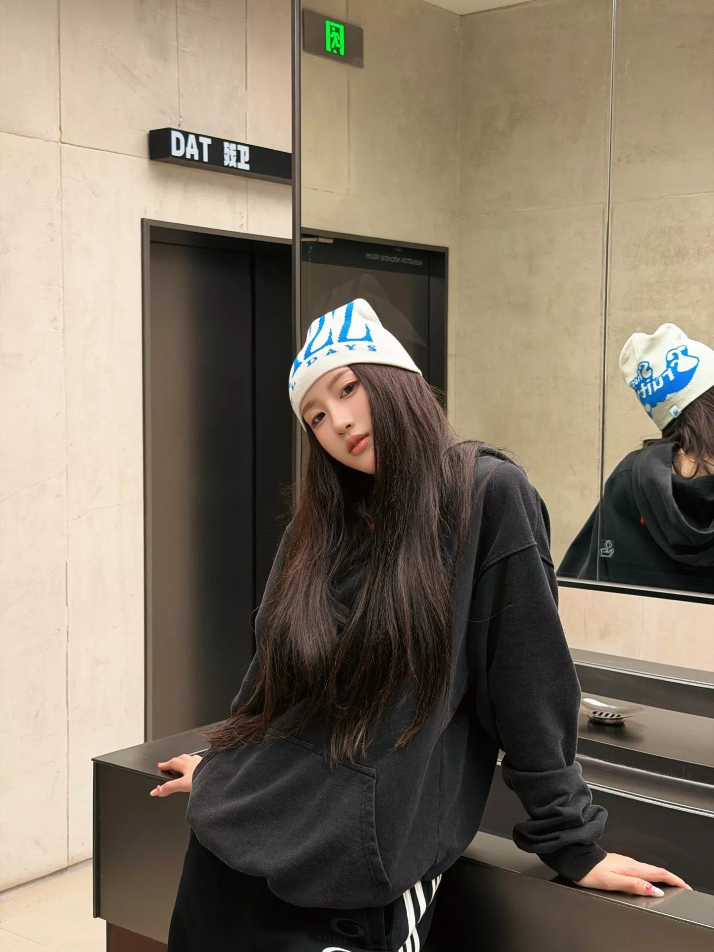 발렌시아가 워싱 블랙그레이 레드 로고 자수 오버핏 후드 상세 이미지 21