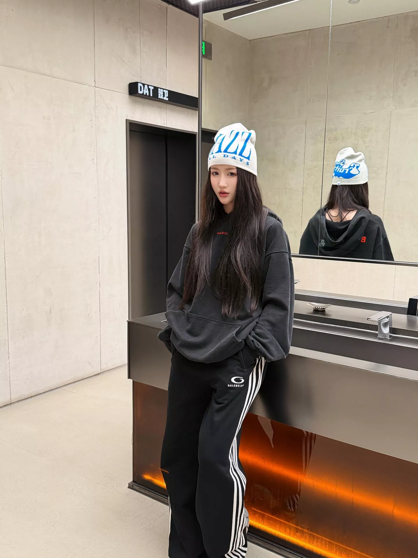 발렌시아가 워싱 블랙그레이 레드 로고 자수 오버핏 후드 상세 이미지 20