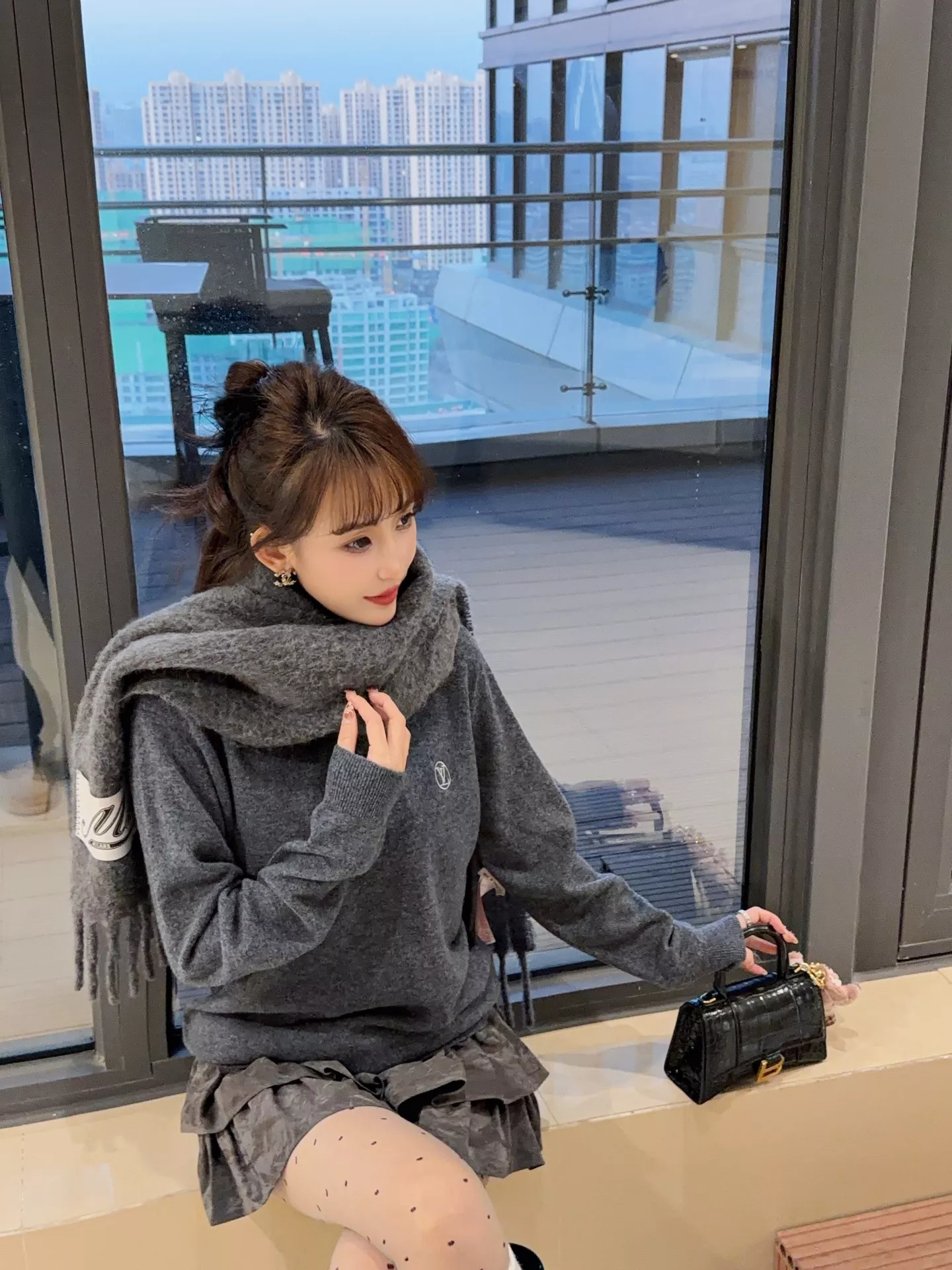 루이비통 울 니트 라운드넥 로고 패치 풀오버 상세 이미지 20