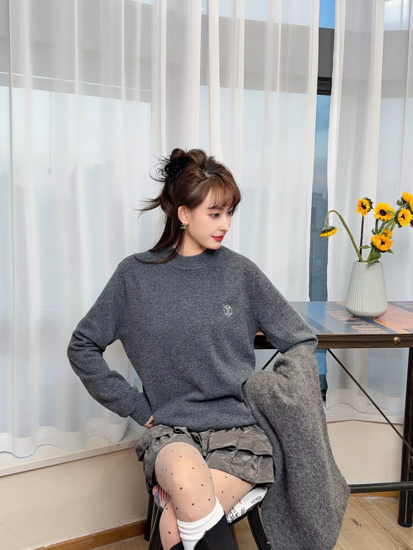 루이비통 울 니트 라운드넥 로고 패치 풀오버 상세 이미지 18