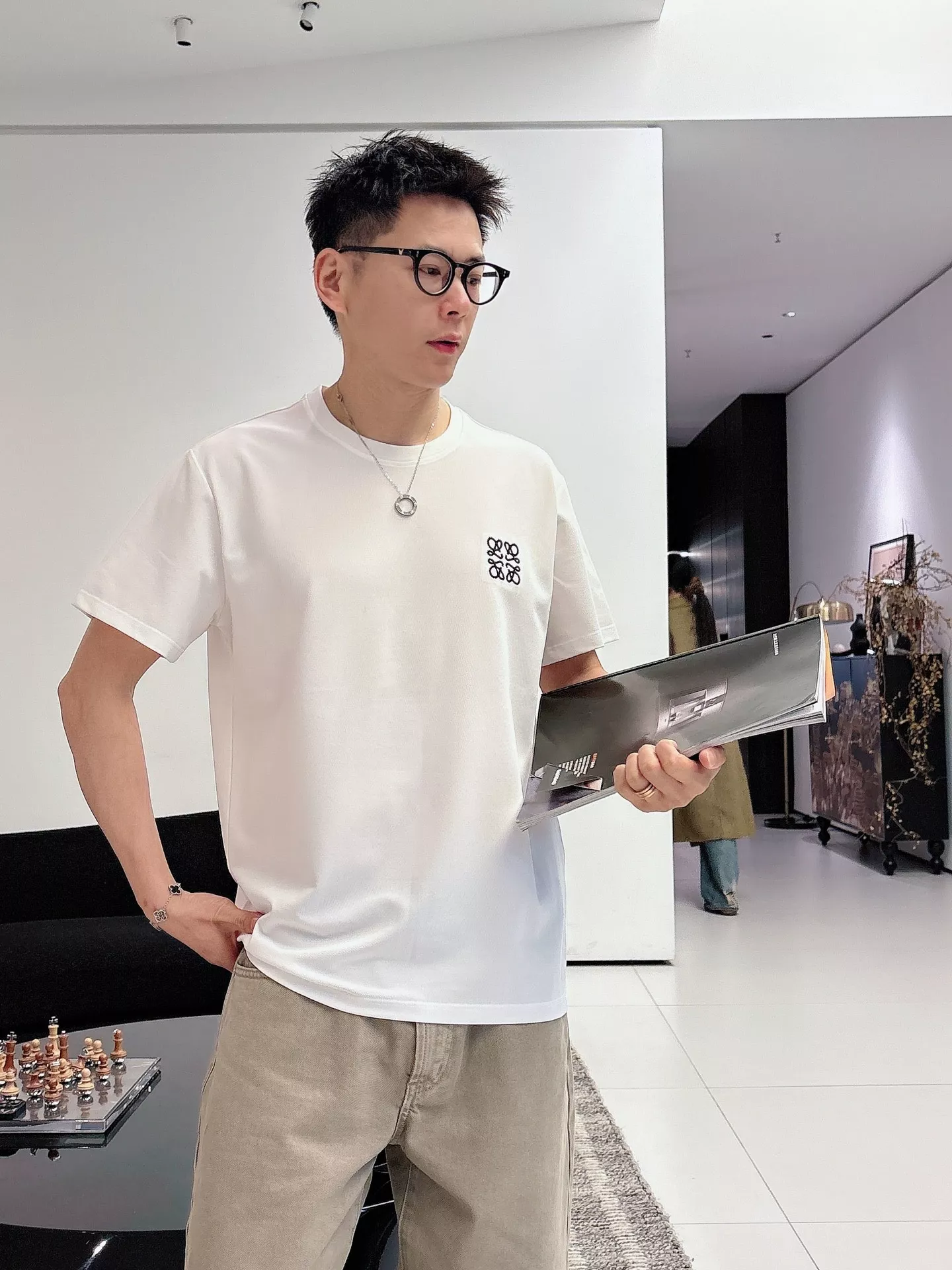 로에베 라운드넥 로고 자수 코튼 반팔 티셔츠 상세 이미지 24