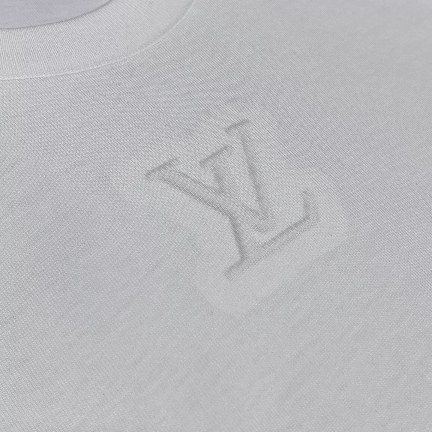 루이비통 LV 엠보 로고 코튼 라운드넥 반소매 티셔츠 상세 이미지 13
