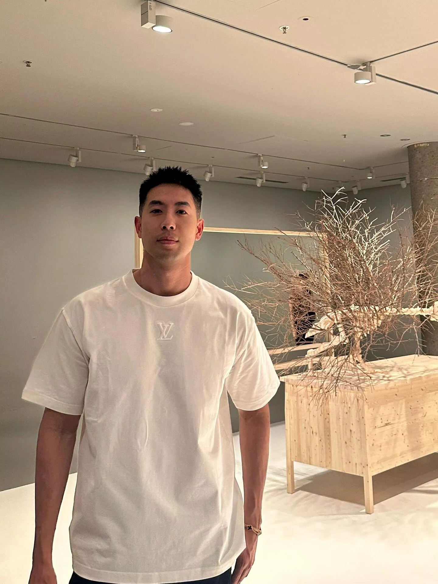 루이비통 LV 엠보 로고 코튼 라운드넥 반소매 티셔츠 상세 이미지 19