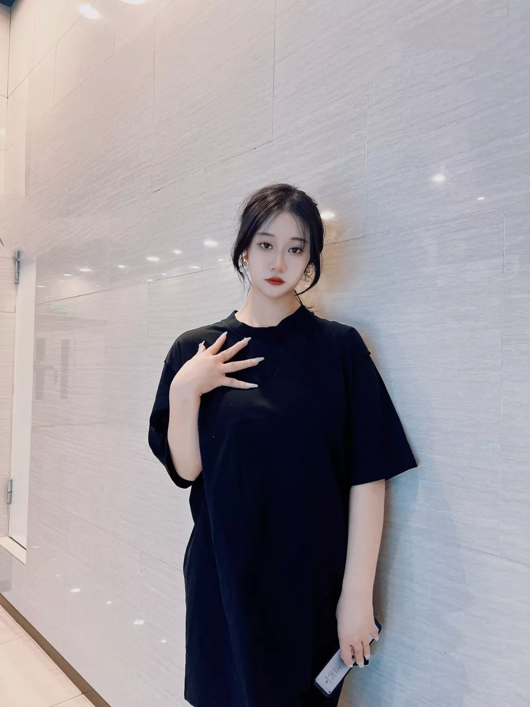 루이비통 LV 엠보 로고 코튼 라운드넥 반소매 티셔츠 상세 이미지 23
