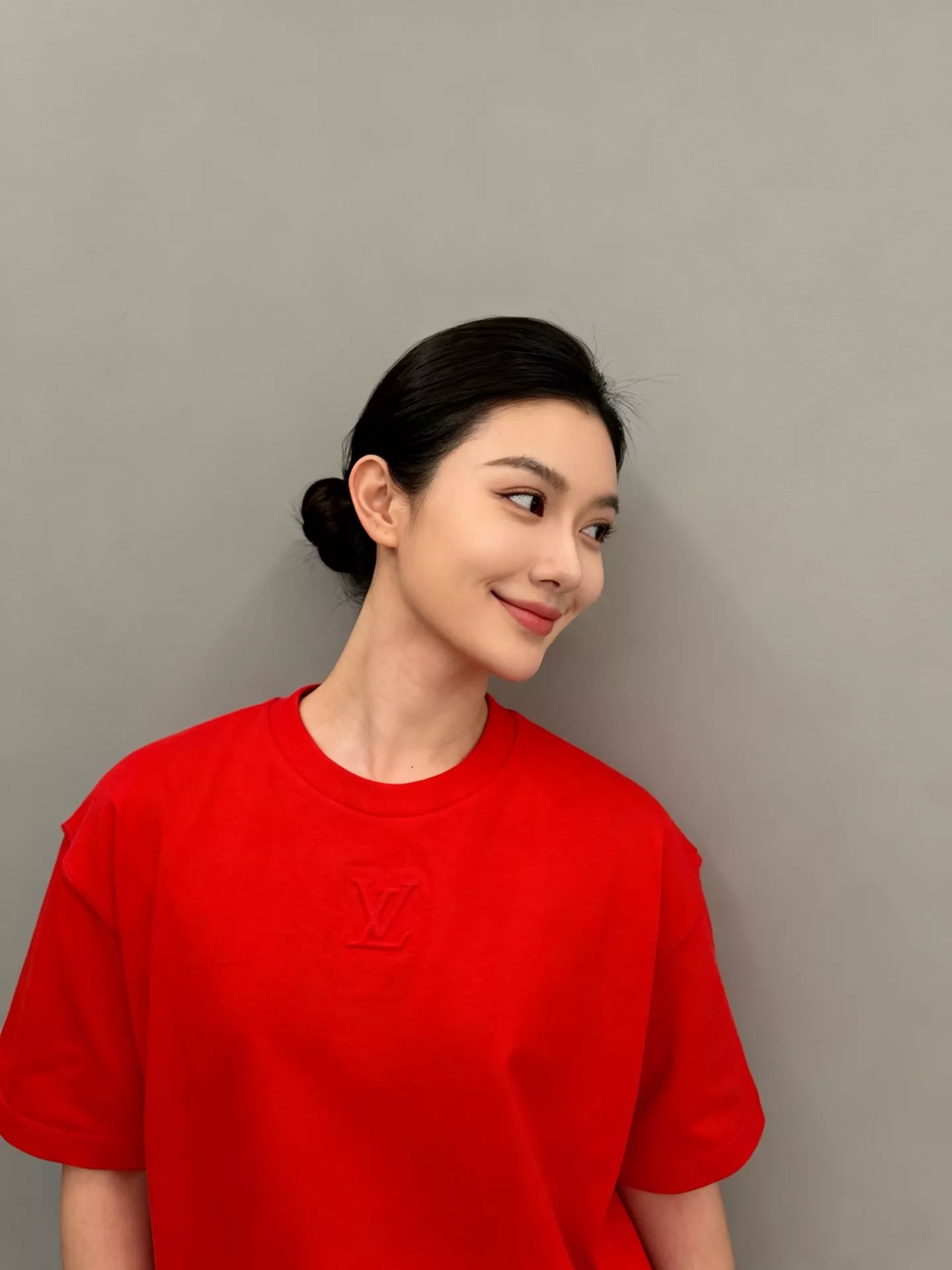 루이비통 레드 엠보싱 로고 코튼 반팔 티셔츠 상세 이미지 18