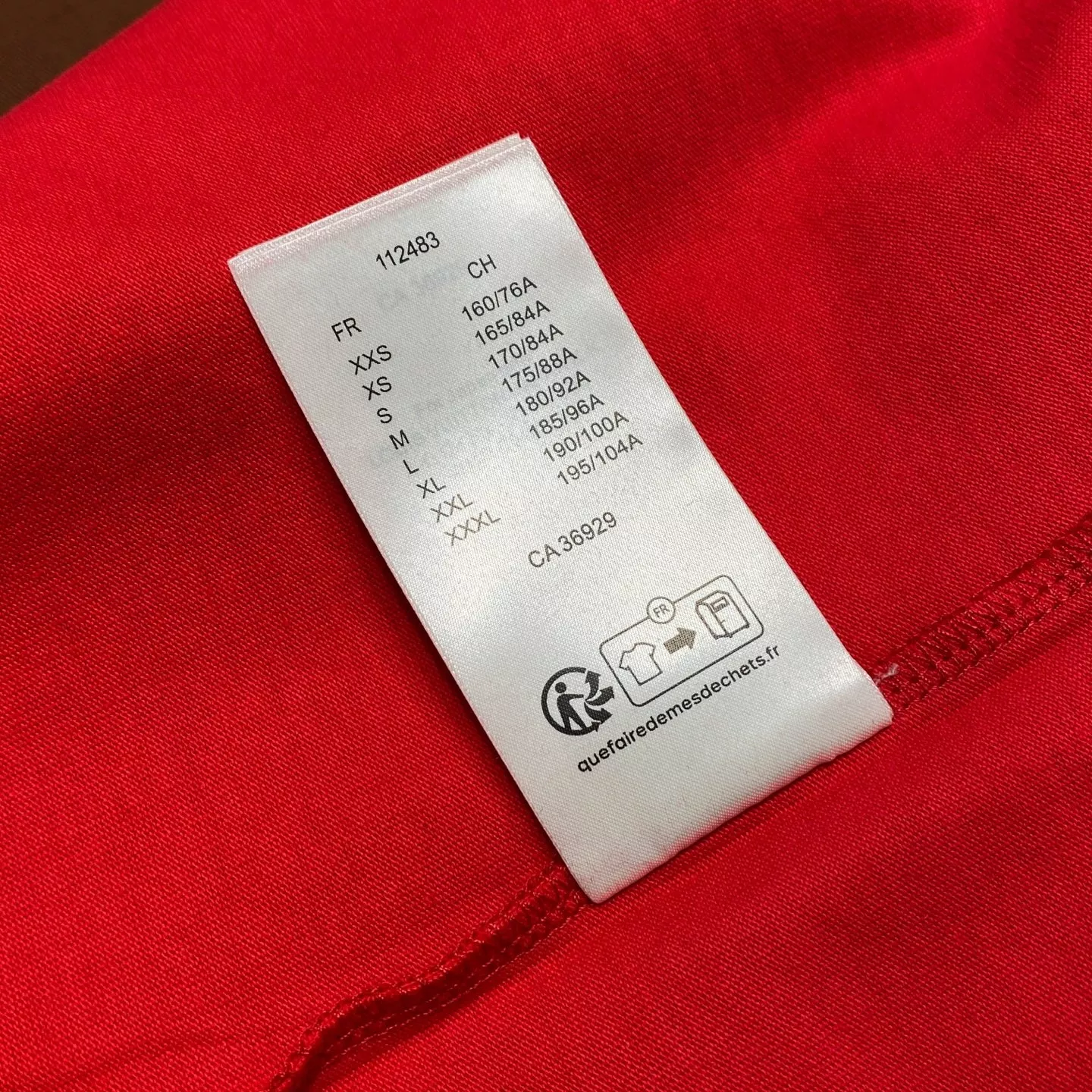 루이비통 레드 엠보싱 로고 코튼 반팔 티셔츠 상세 이미지 17