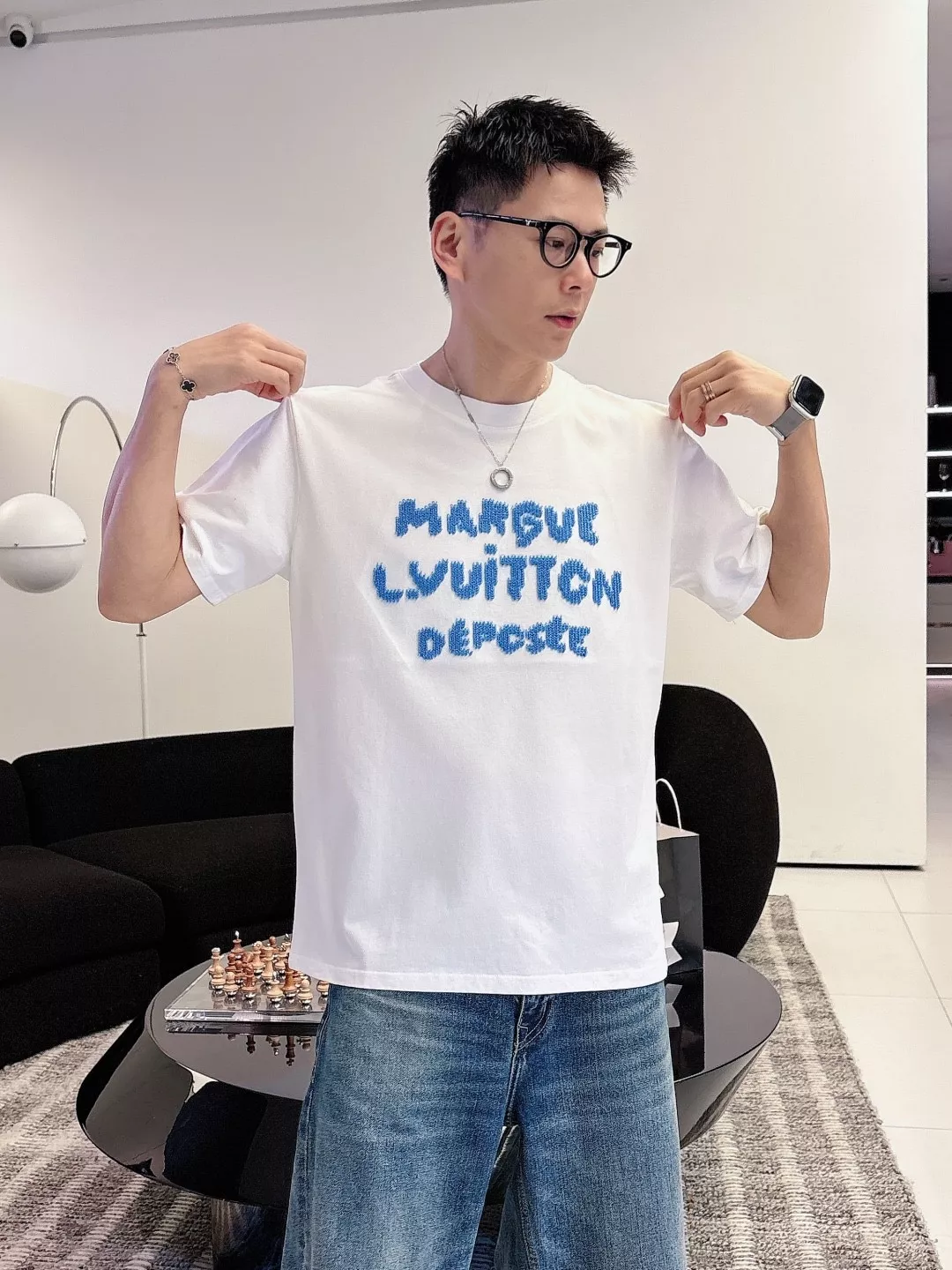 루이비통 입체 자수 레터링 코튼 라운드넥 반팔 티셔츠 상세 이미지 19