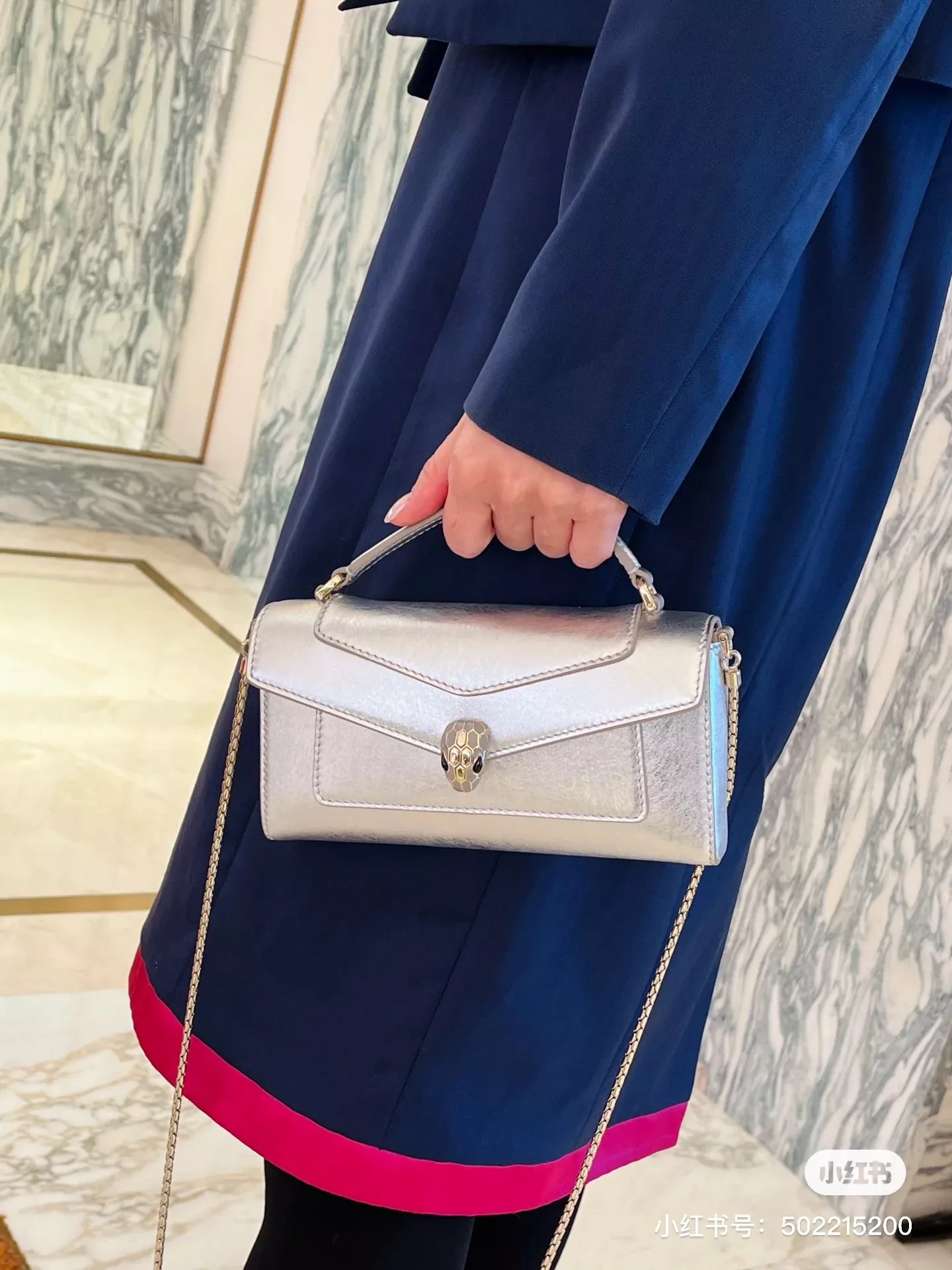 불가리 세르펜티 포에버 실버 텍스처 카프스킨 미니 체인백 상세 이미지 17