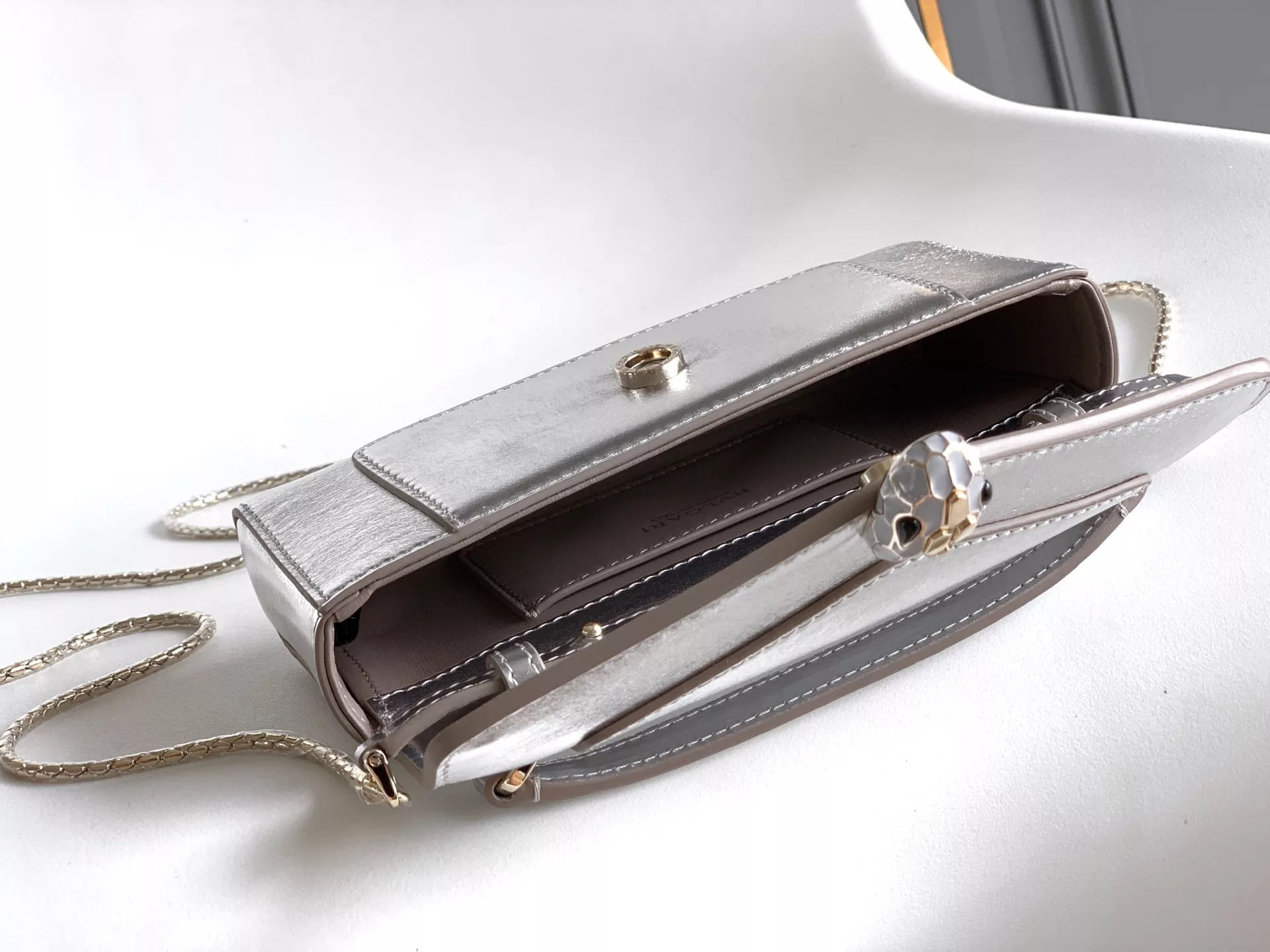 불가리 세르펜티 포에버 실버 텍스처 카프스킨 미니 체인백 상세 이미지 7