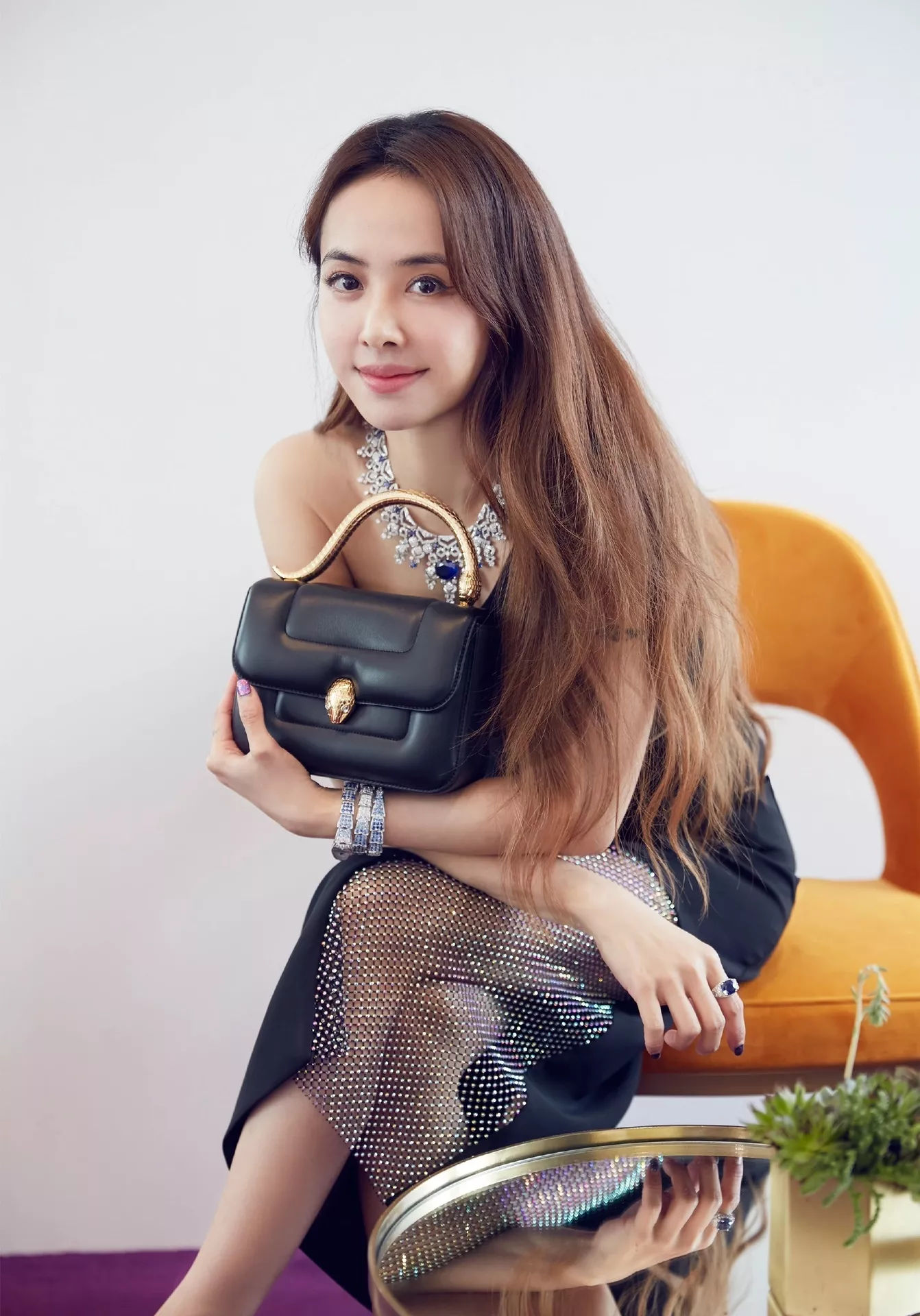 불가리 세르펜티 마리 카트란주 콜라보 마틀라세 양가죽 백 상세 이미지 15
