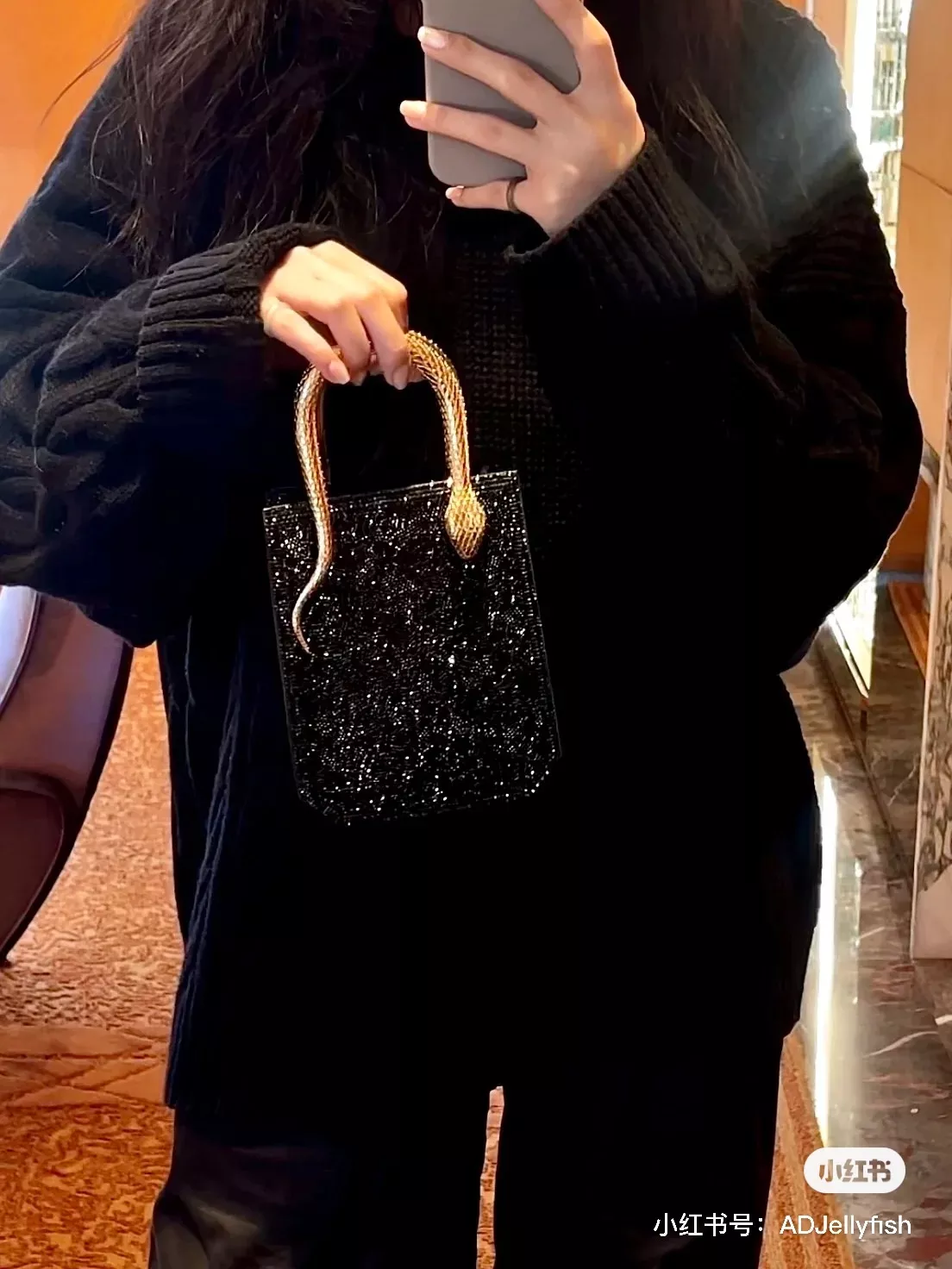 불가리 세르펜티니 미니 토트백 크리스탈 스웨이드 상세 이미지 22