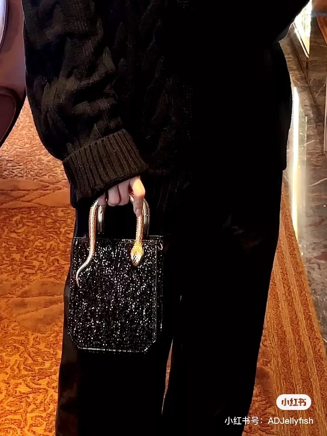 불가리 세르펜티니 미니 토트백 크리스탈 스웨이드 상세 이미지 21