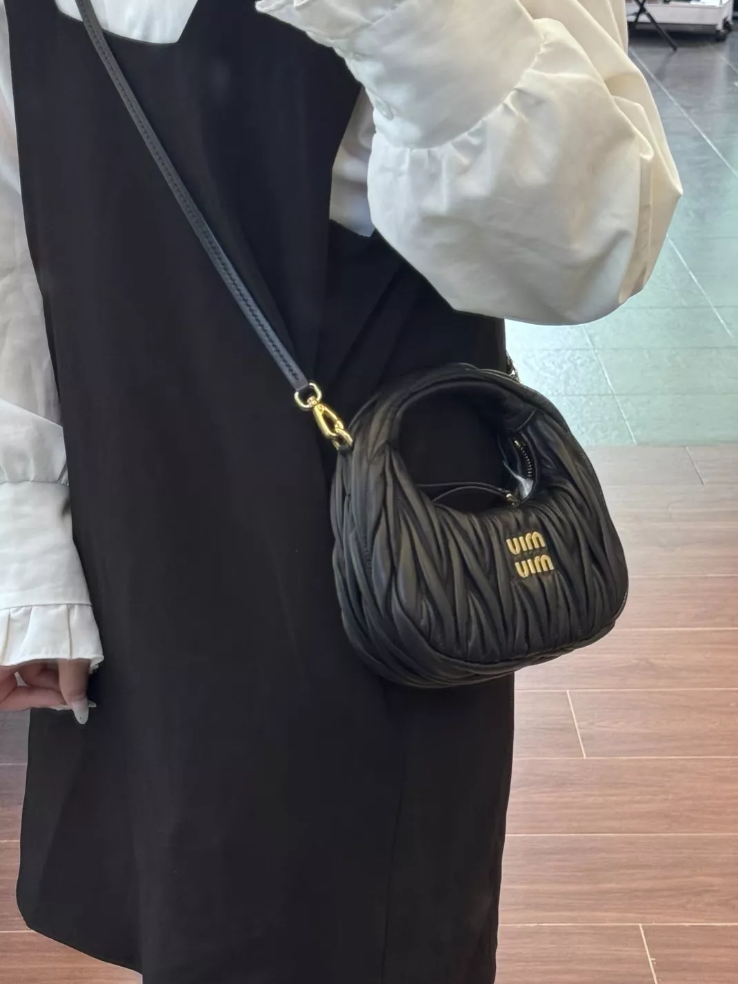 미우미우 마테라쎄 양가죽 미니 핸드백 상세 이미지 26