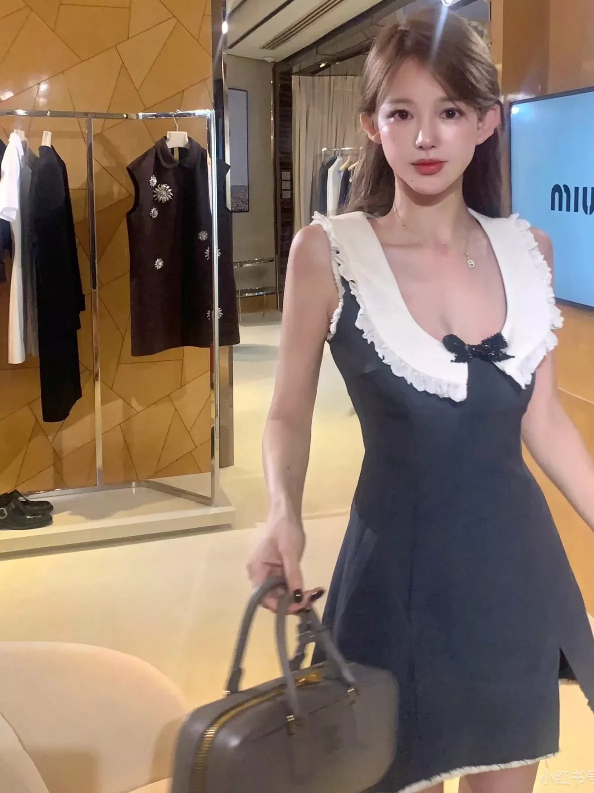 미우미우 아르카디 미들 레더 탑핸들 백 상세 이미지 31