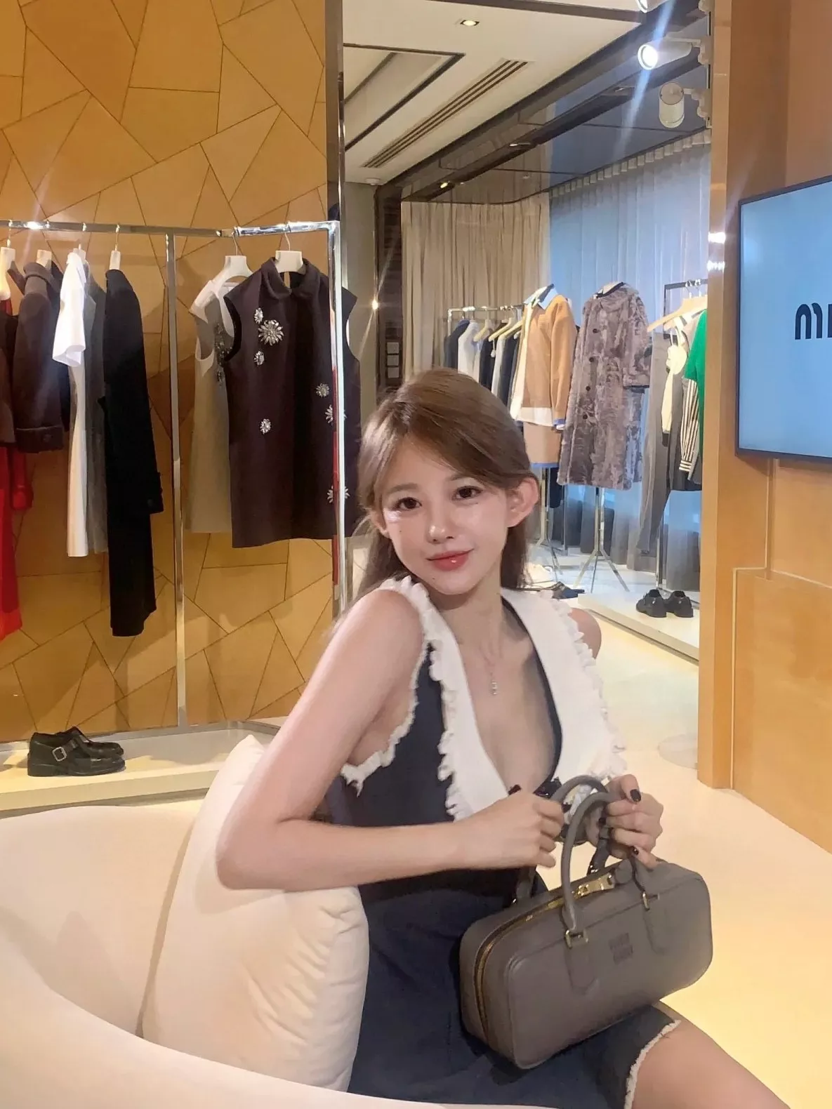 미우미우 아르카디 미들 레더 탑핸들 백 상세 이미지 33