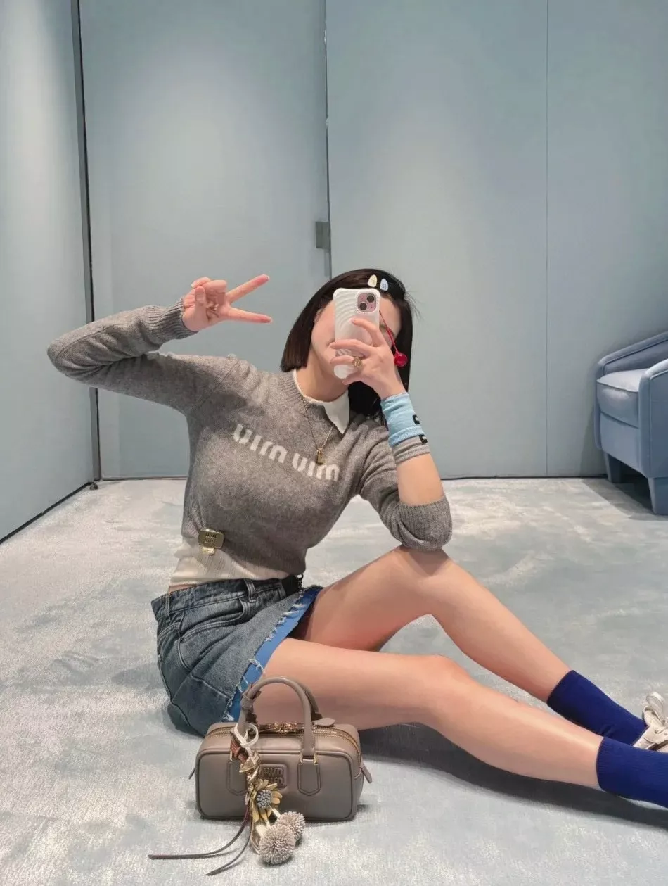 미우미우 아르카디 스몰 레더 탑핸들 백 상세 이미지 39