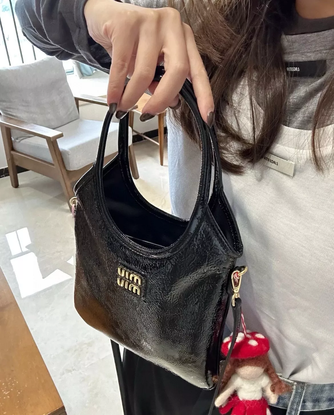 미우미우 아이비 스몰 페이턴트 토트백 상세 이미지 23