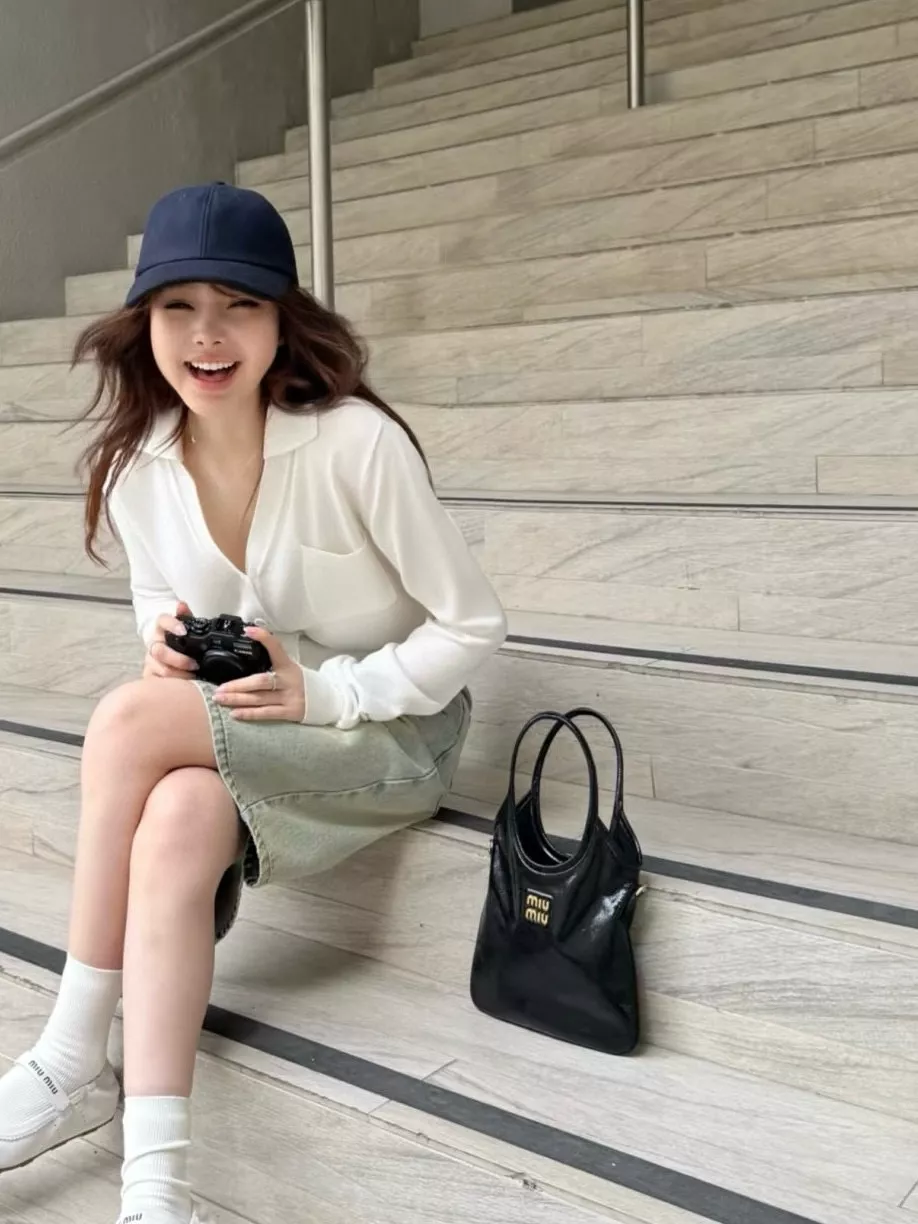 미우미우 아이비 스몰 페이턴트 토트백 상세 이미지 42