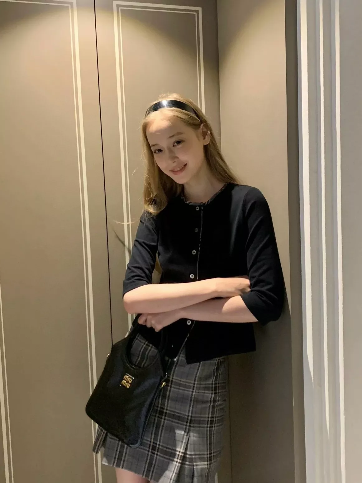 미우미우 아이비 스몰 페이턴트 토트백 상세 이미지 40