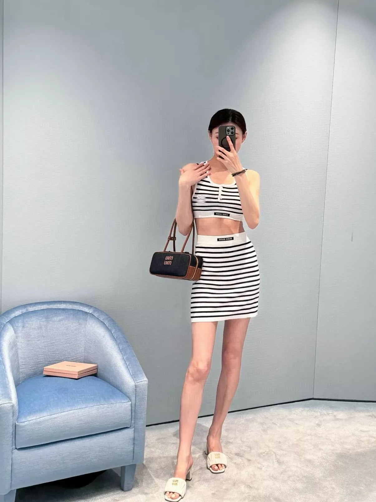 미우미우 보 공문백 미디움 데님 카프스킨 트리밍 상세 이미지 34