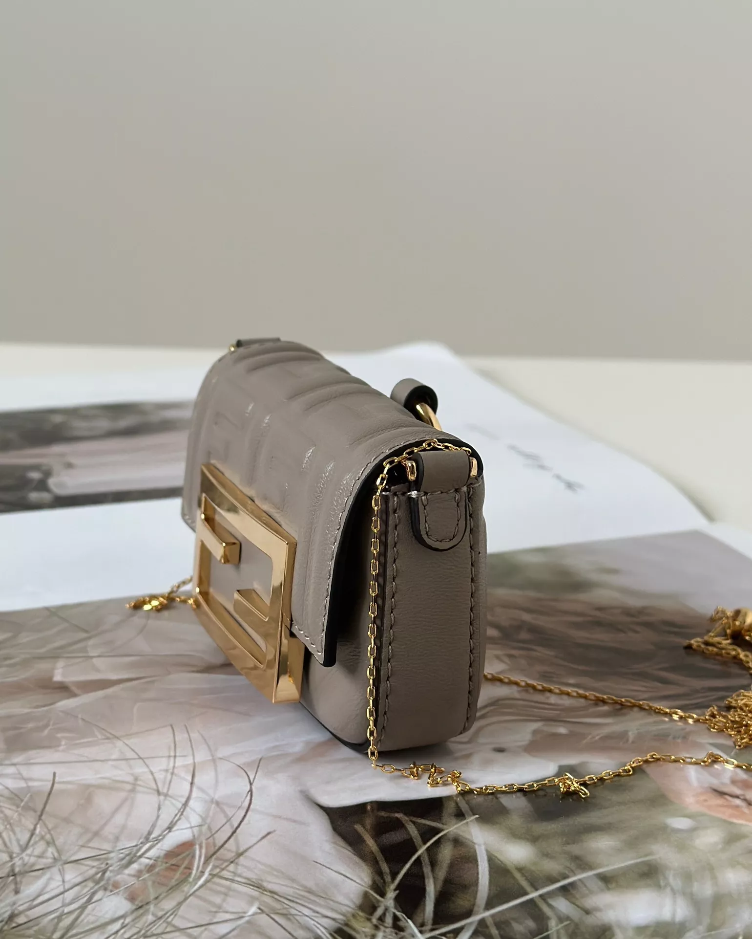 펜디 미니 메탈 바게트 체인 백 상세 이미지 3