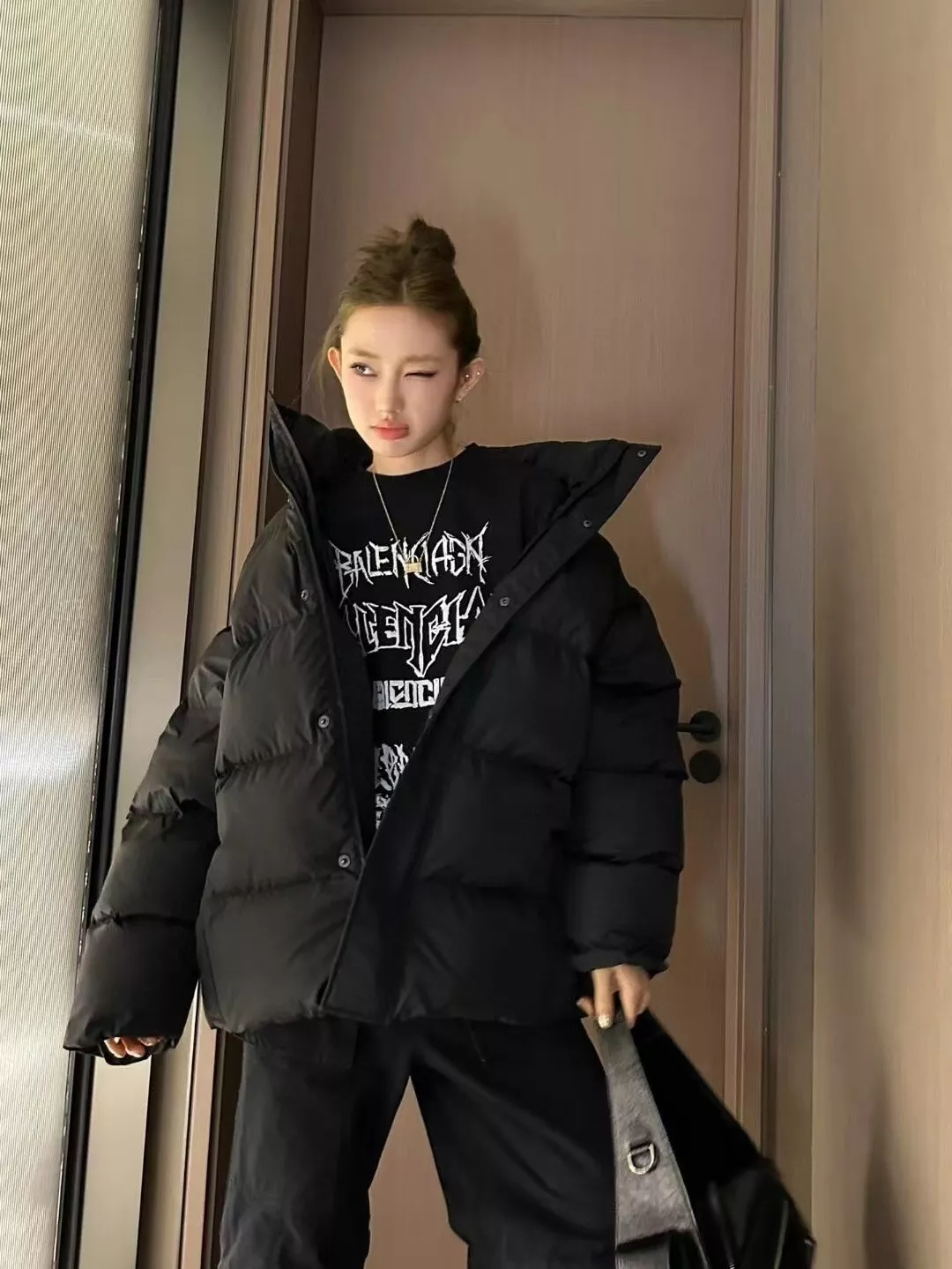 발렌시아가 나일론 후드 하이넥 집업 다운 재킷 상세 이미지 24