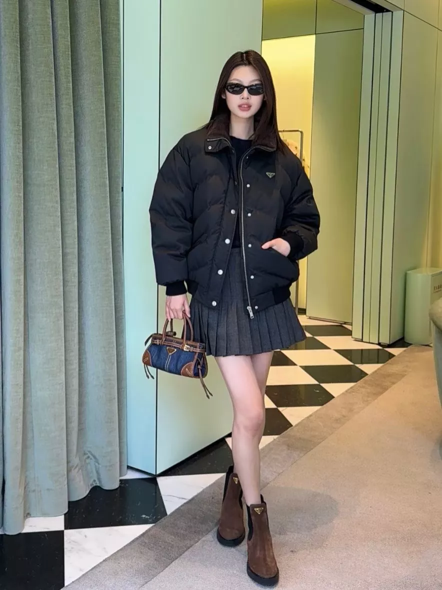 프라다 사선 퀼팅 나일론 다운 재킷 상세 이미지 24