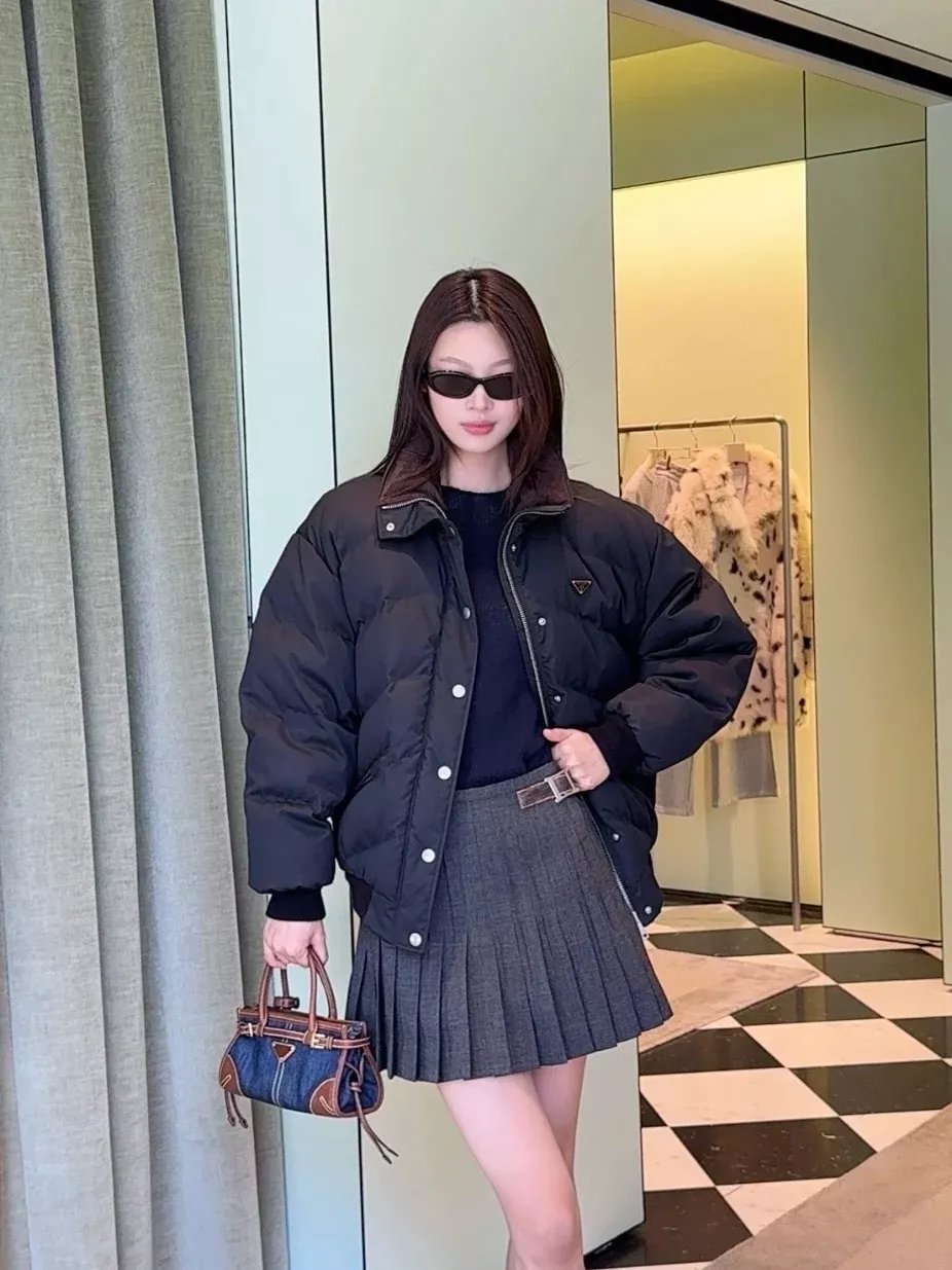 프라다 사선 퀼팅 나일론 다운 재킷 상세 이미지 25