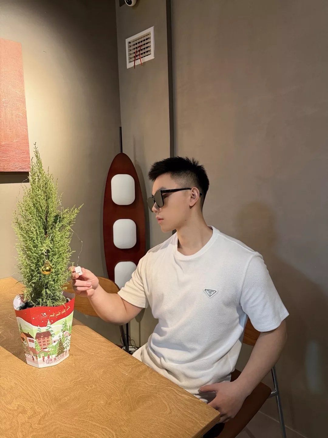 프라다 타월 코튼 삼각 로고 배지 라운드넥 반소매 티셔츠 상세 이미지 21