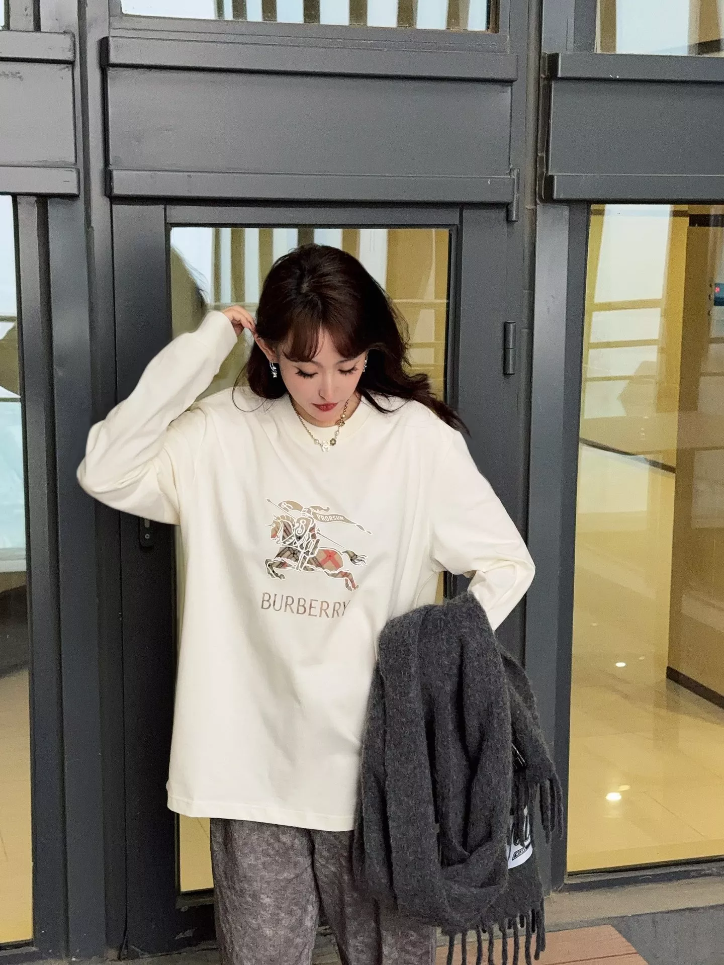 버버리 체크 패턴 전마 로고 프린트 롱슬리브 티셔츠 상세 이미지 17