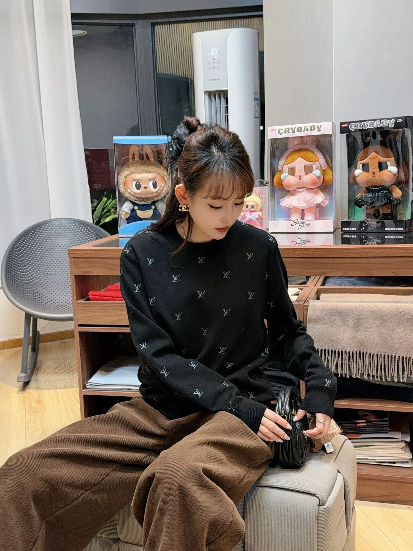 루이비통 올오버 로고 인타르시아 크루넥 울 니트 상세 이미지 18