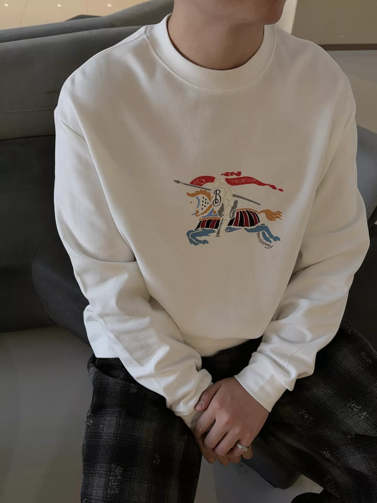 버버리 컬러 전마 그래픽 루즈핏 라운드넥 롱슬리브 상세 이미지 18