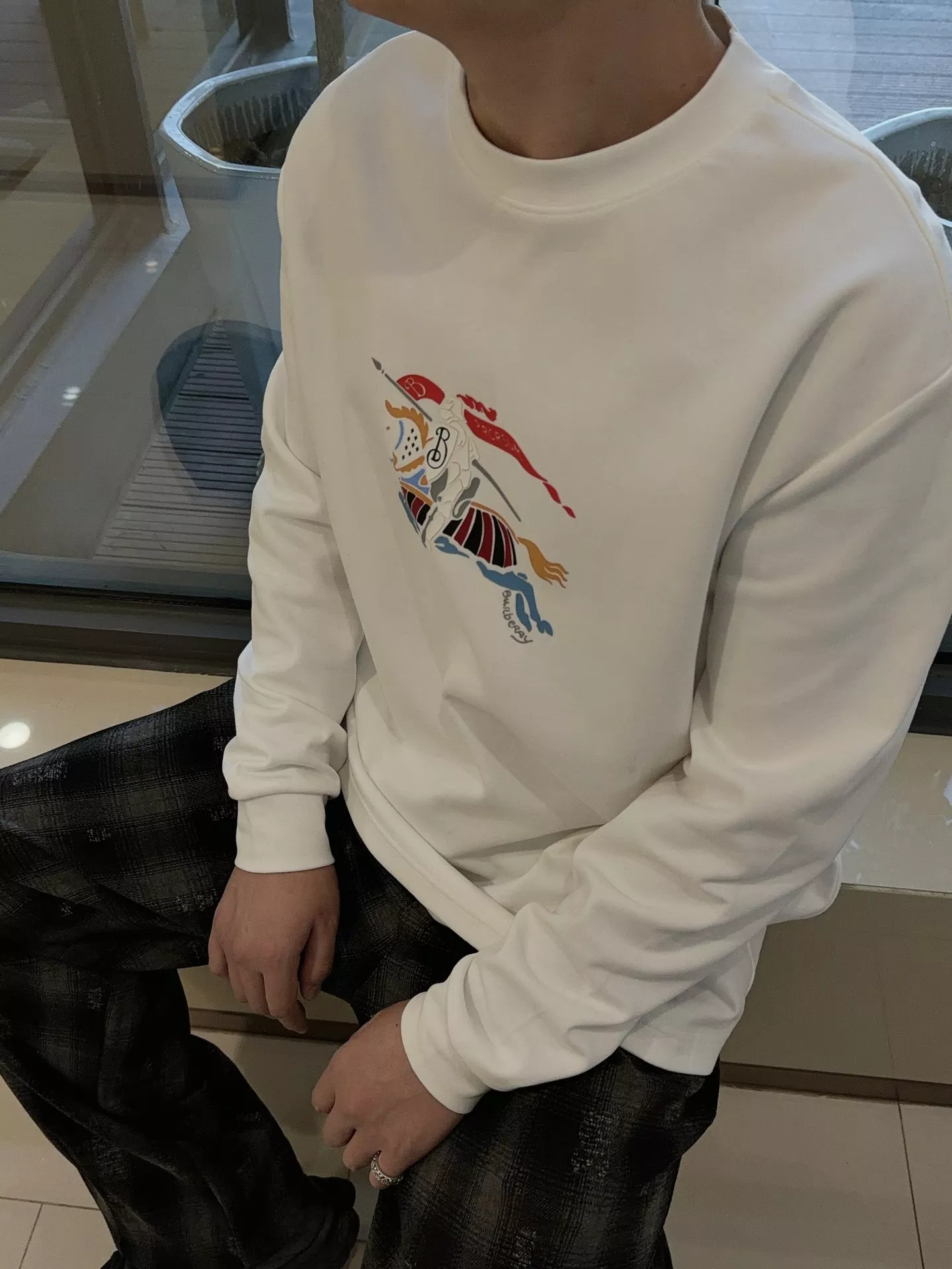 버버리 컬러 전마 그래픽 루즈핏 라운드넥 롱슬리브 상세 이미지 19
