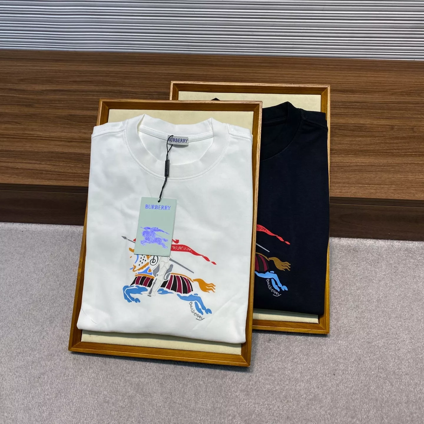 버버리 컬러 전마 그래픽 루즈핏 라운드넥 롱슬리브 상세 이미지 9