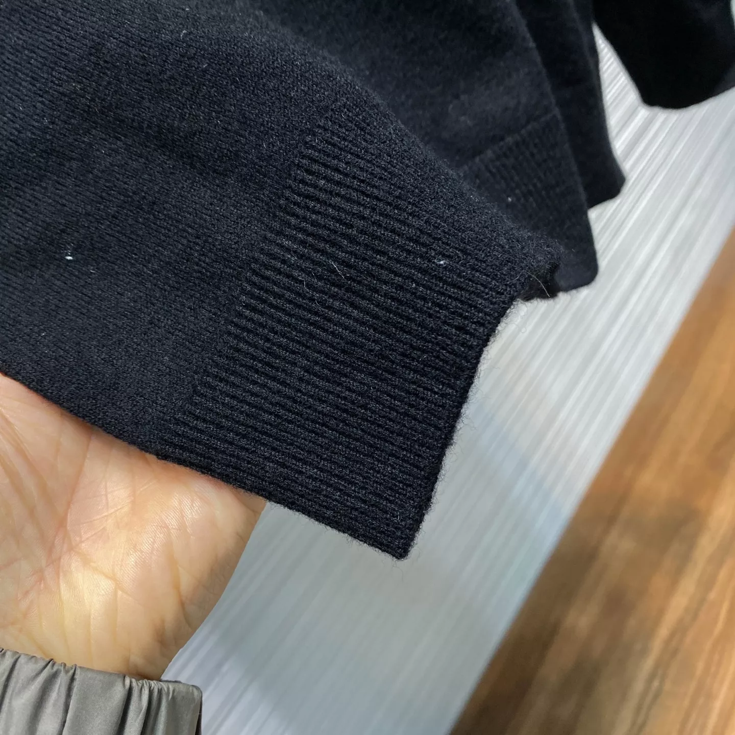 디올 CD 로고 자수 미들넥 울 니트 스웨터 상세 이미지 5