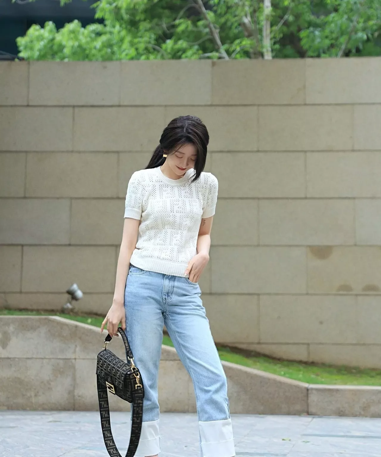 펜디 FF 로고 자카드 바게트 숄더백 상세 이미지 22