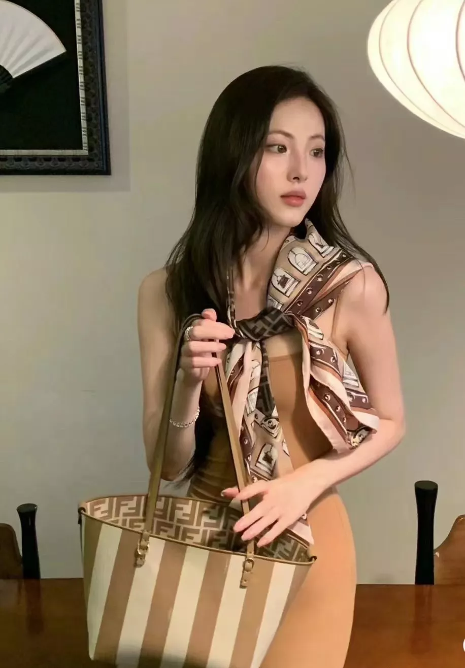 펜디 롤 리버서블 페퀸 스트라이프 FF 토트백 상세 이미지 20