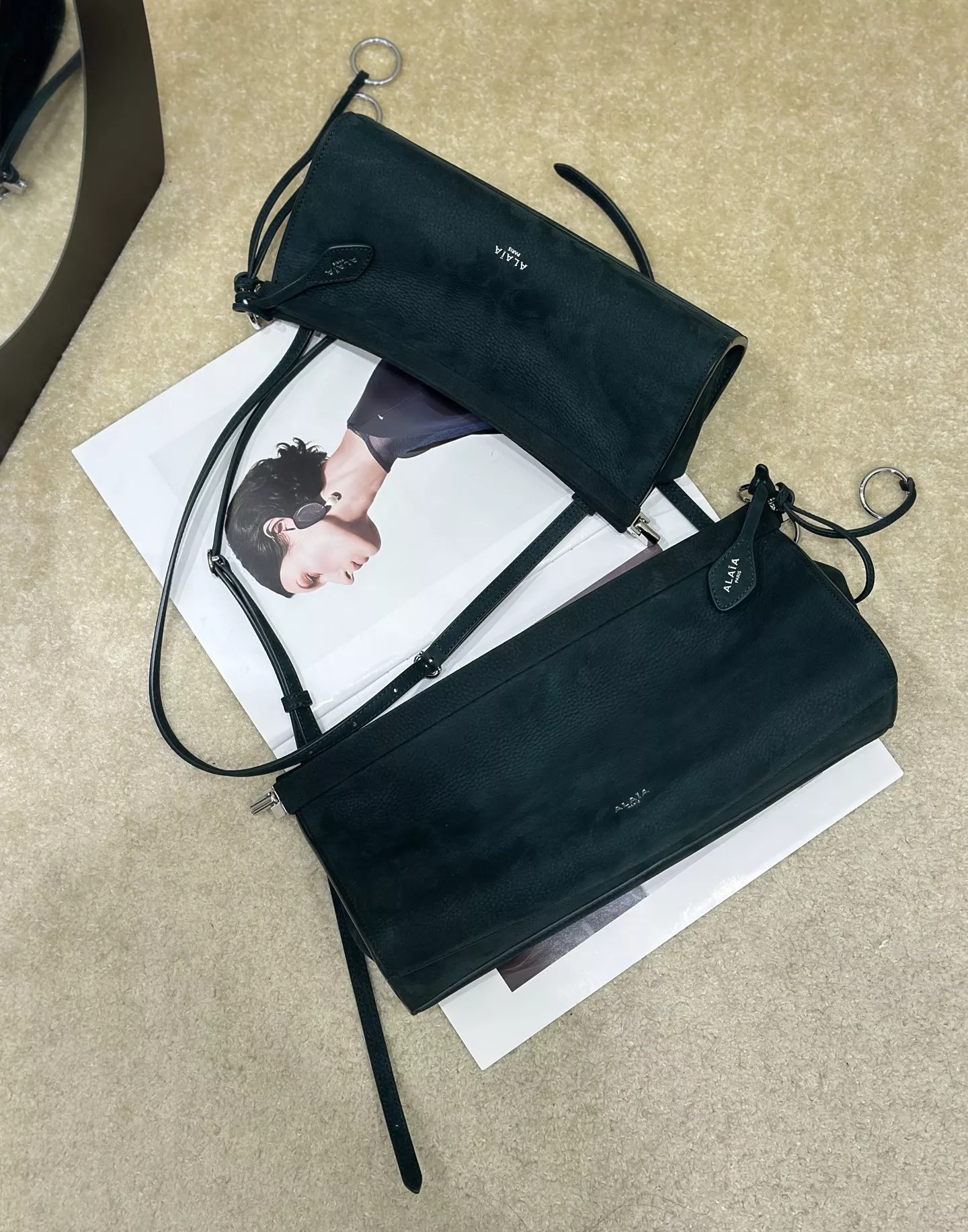 알라이아 스웨이드 가로형 클립 숄더백 스몰 상세 이미지 1