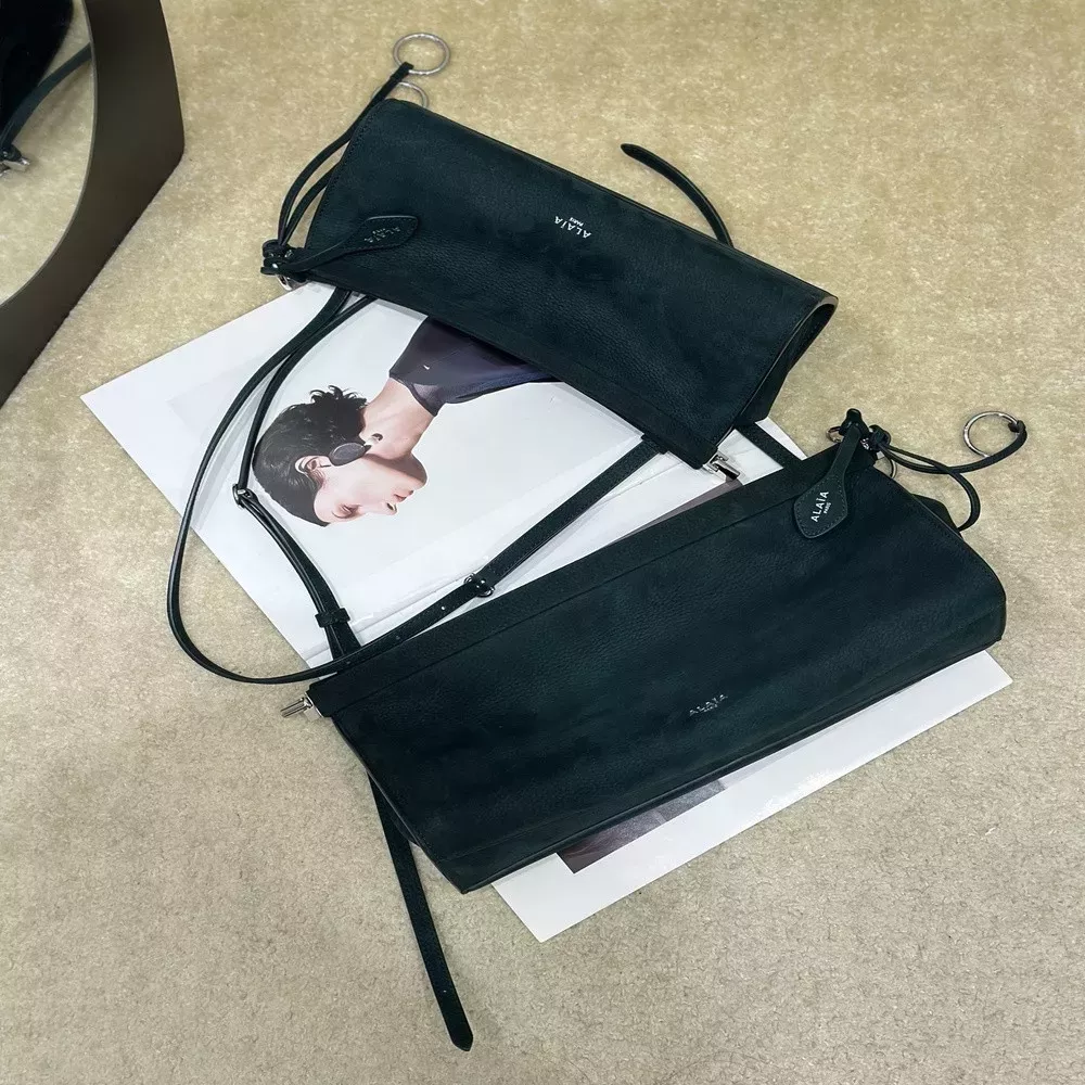 알라이아 스웨이드 가로형 클립 숄더백 스몰