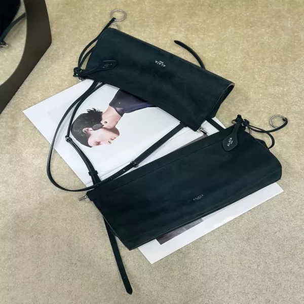알라이아 스웨이드 가로형 클립 숄더백 스몰