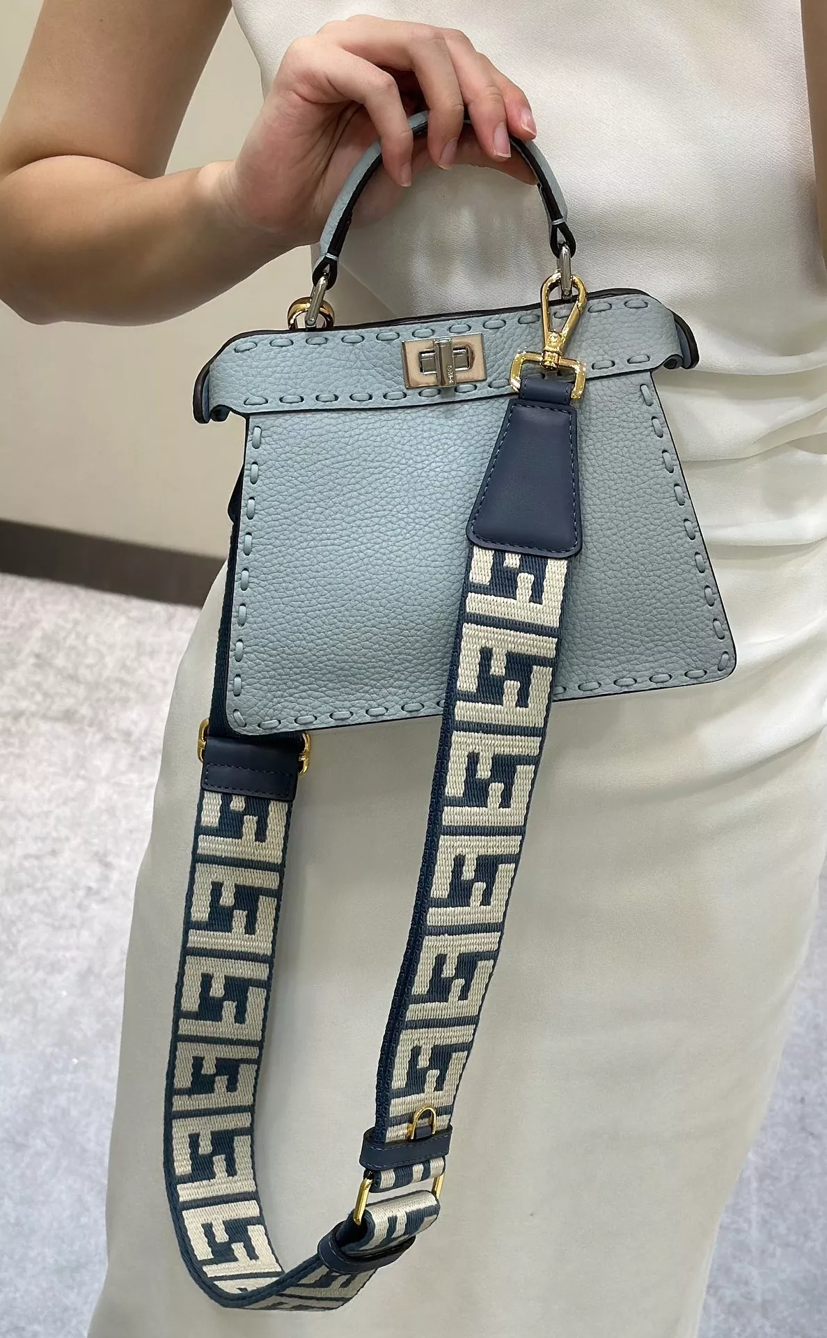 펜디 피카부 아이씨유 쁘띠 토트백 상세 이미지 14