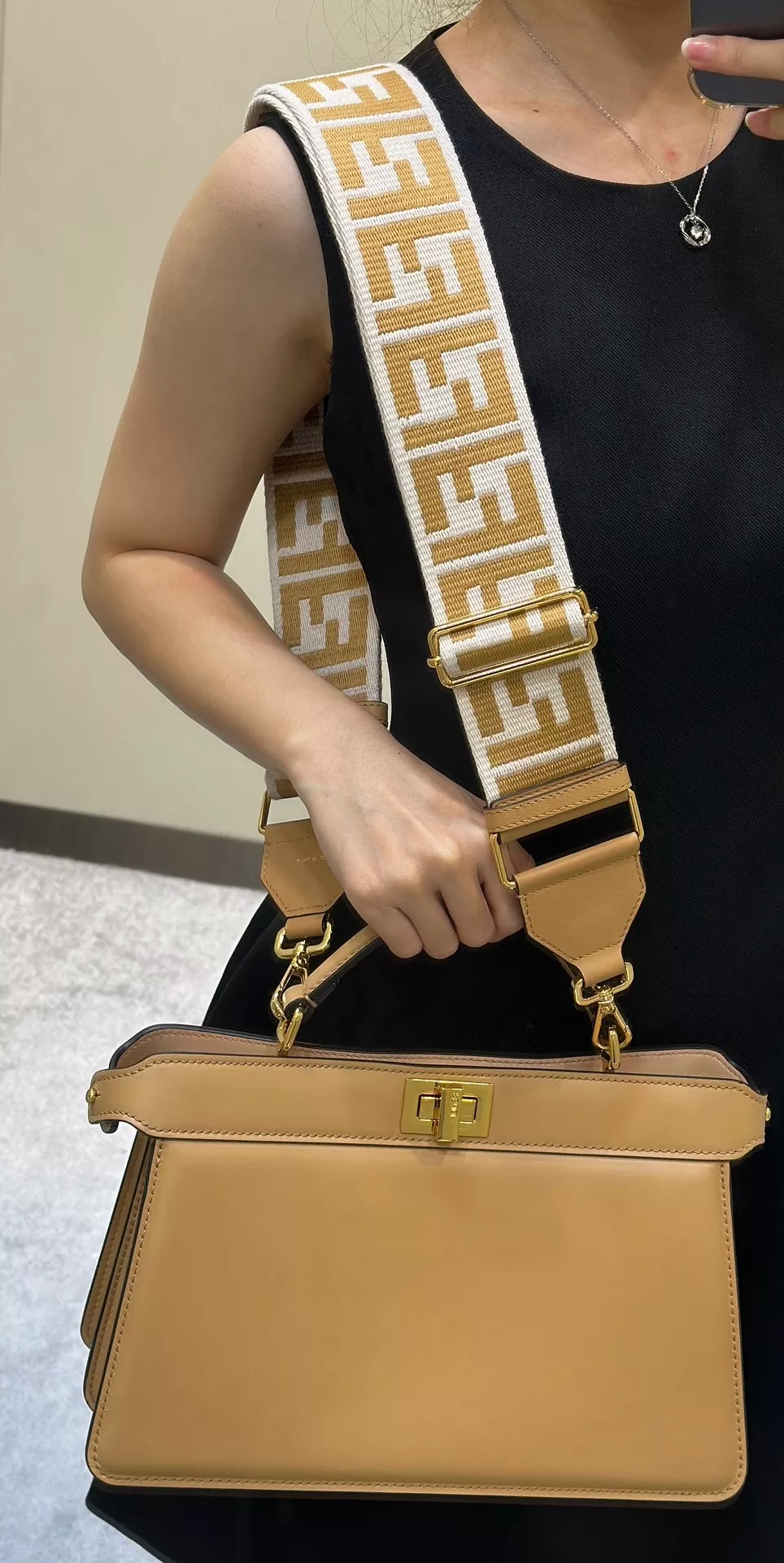 펜디 피카부 아이씨유 미디엄 핸드백 상세 이미지 14