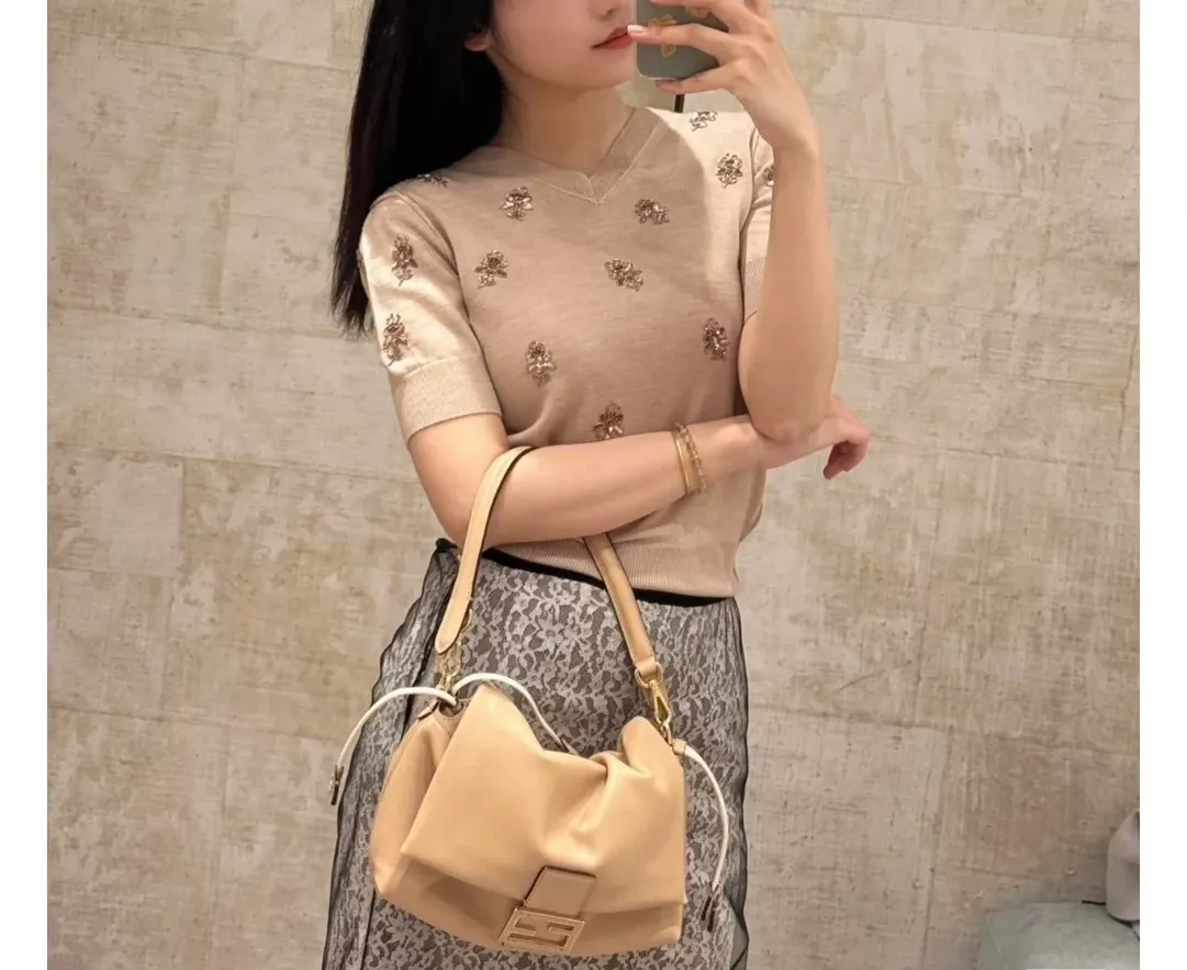 펜디 맘마 바게트 램스킨 플랩 숄더백 상세 이미지 20