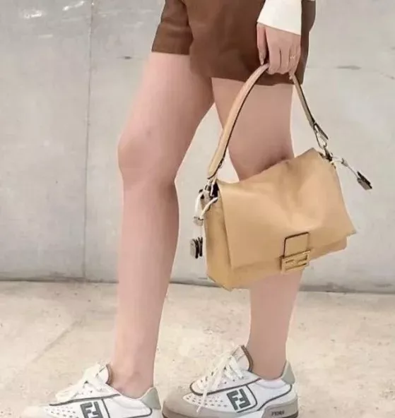 펜디 맘마 바게트 램스킨 플랩 숄더백 상세 이미지 18