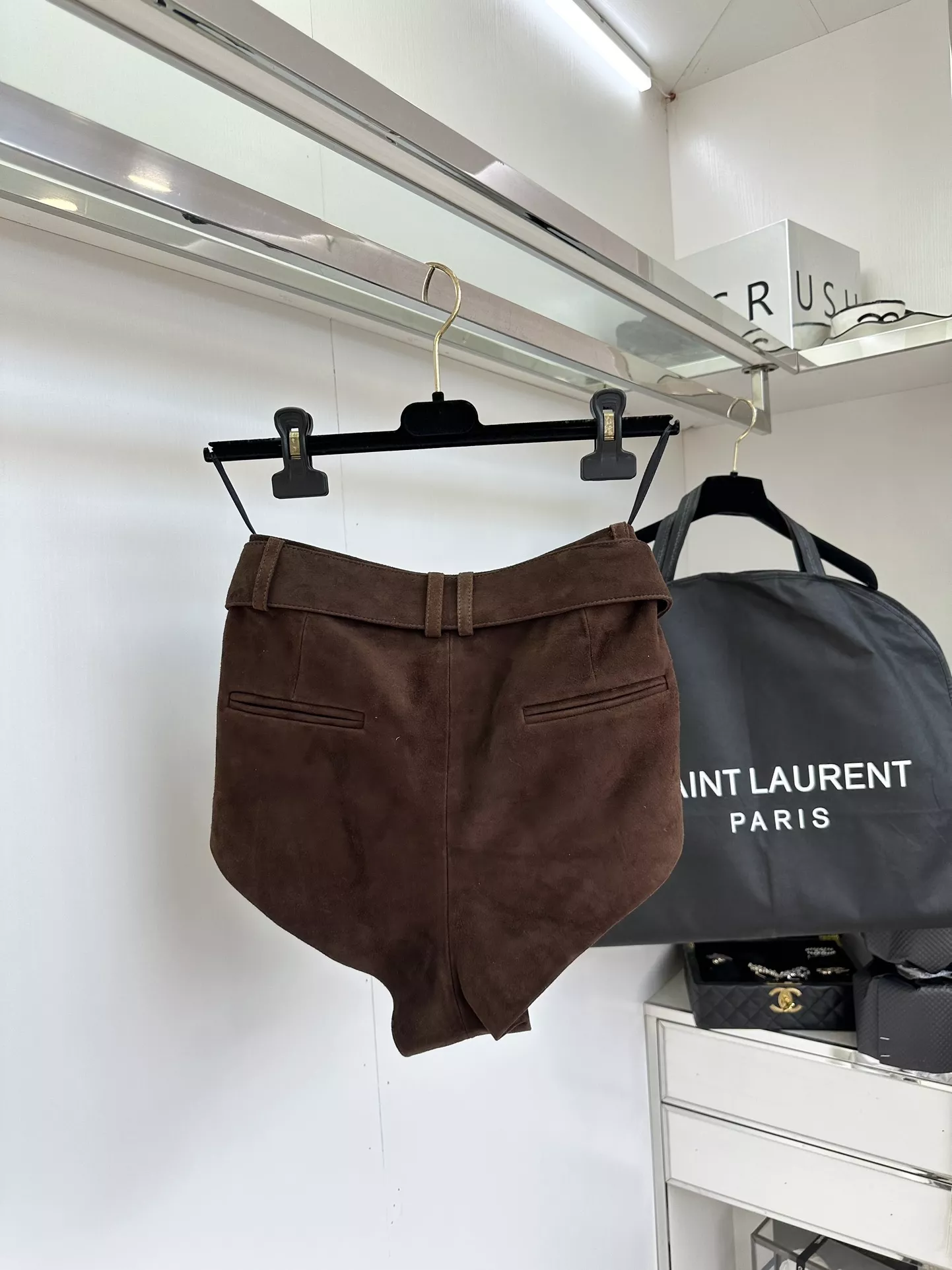 생로랑 하이웨이스트 벨트 디테일 램스킨 레더 숏팬츠 상세 이미지 3
