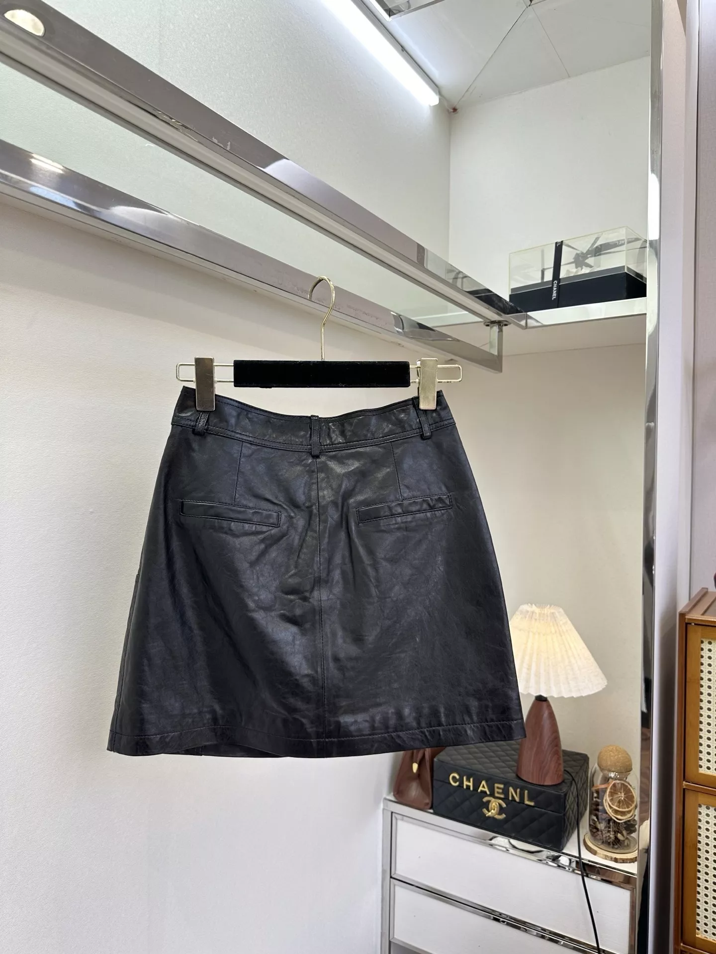 노브랜드 임포트 냉취 가죽 미니 A라인 스커트 상세 이미지 2